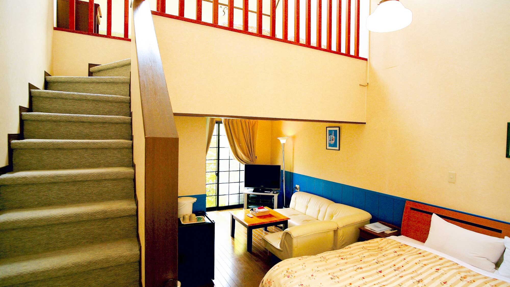 [Kamar bergaya Barat Maisonette / Kamar tamu dengan kamar mandi taman terbuka] Tangga berkarpet sehingga anak-anak dapat menggunakannya dengan aman.