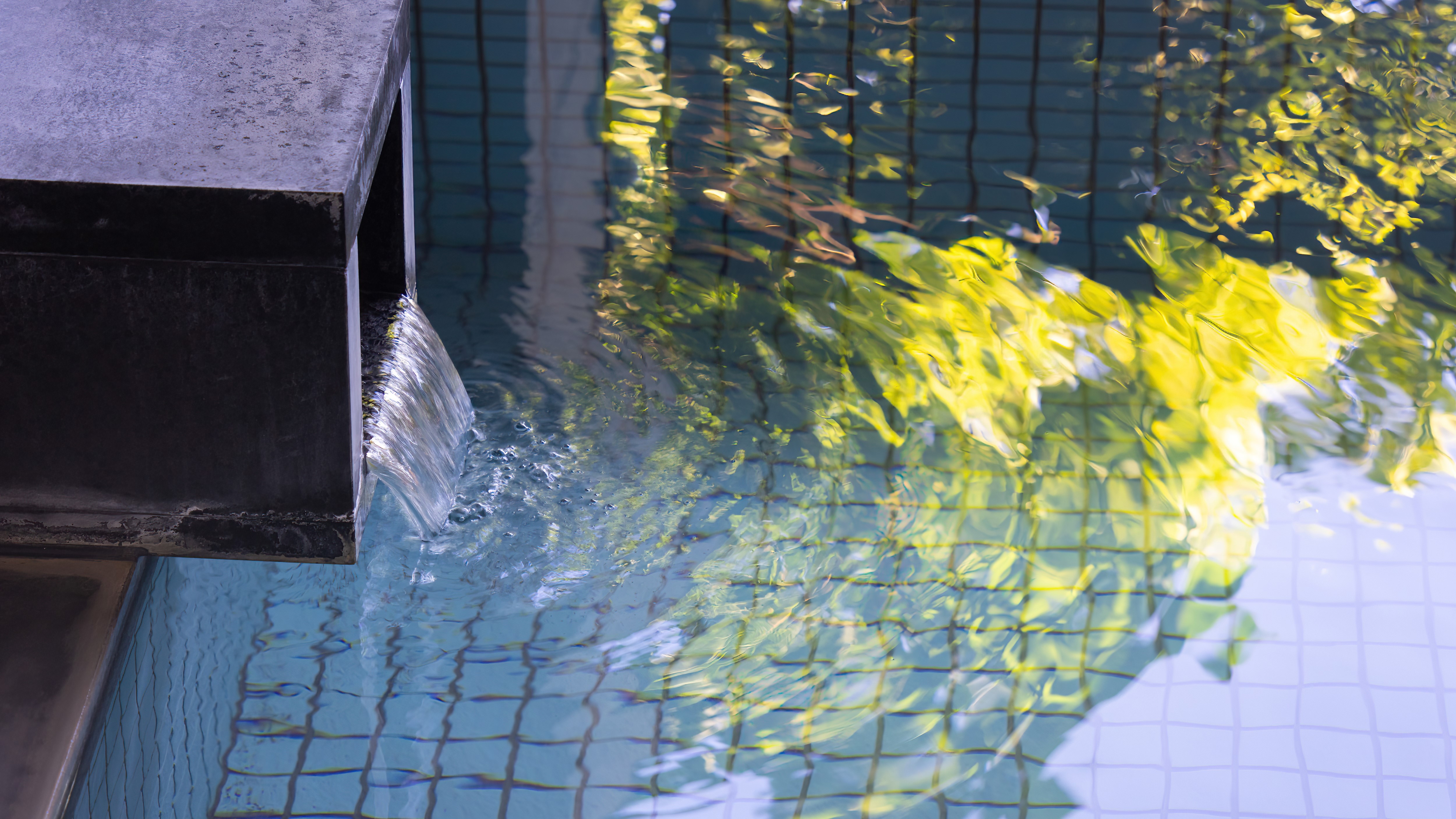[Large public bath] The hot spring water is a simple alkaline hot spring and has a viscous consistency.