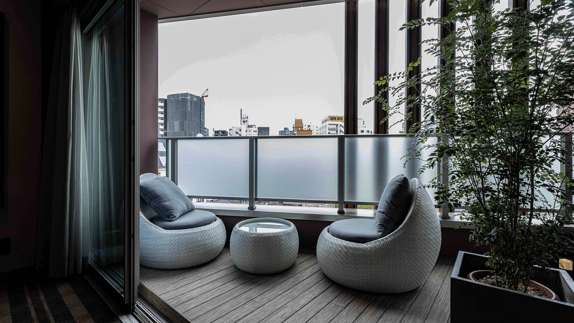 ・[Mirage Suite] Forget the hustle and bustle of everyday life and relax on the balcony.
