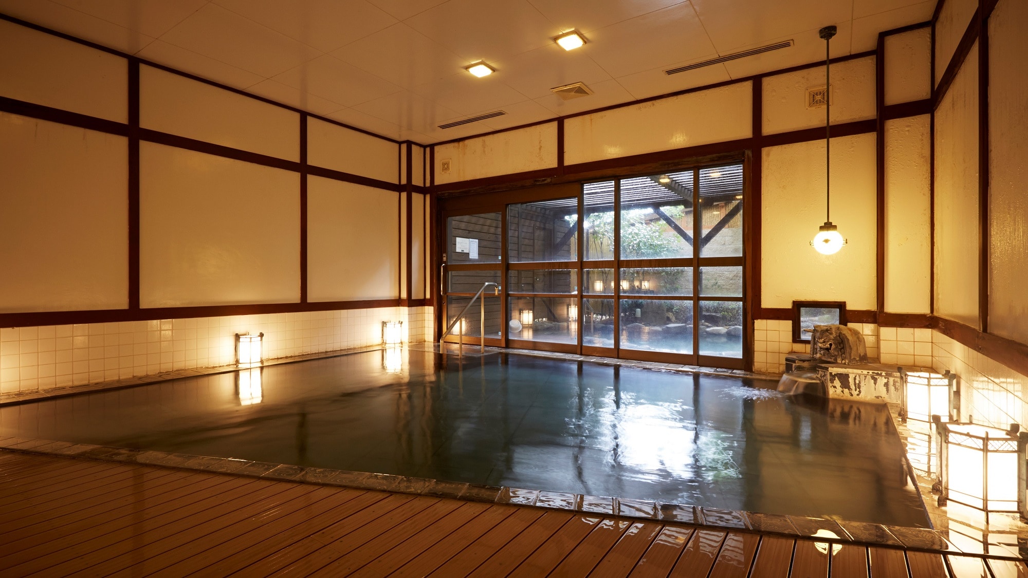 Women's bathhouse. The slatted board and lanterns that make you feel the romance of the Taisho era are impressive.