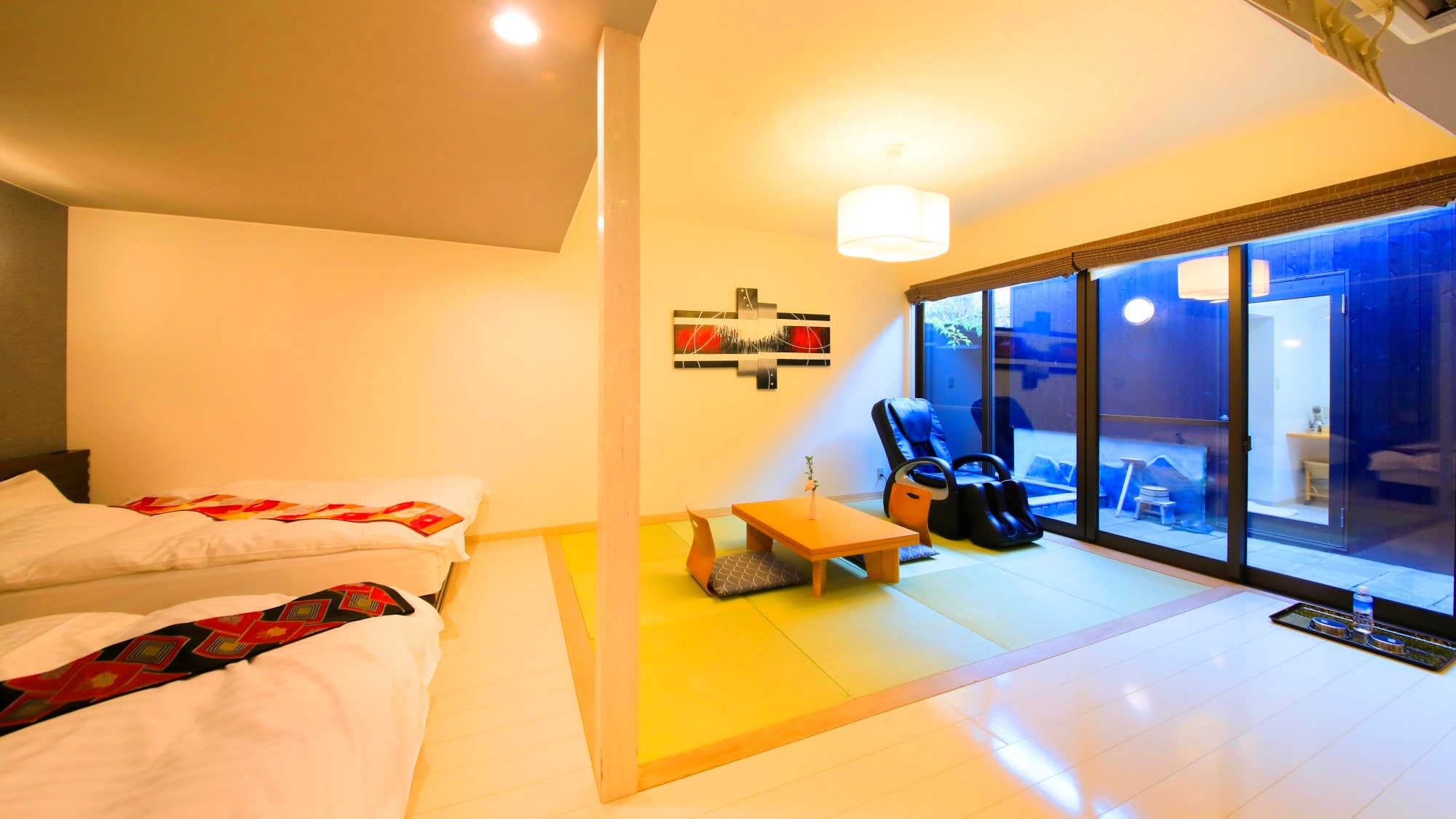 [Room A, detached room with open-air bath] Interior of a spacious Western-style room and a Japanese-modern living room (example)