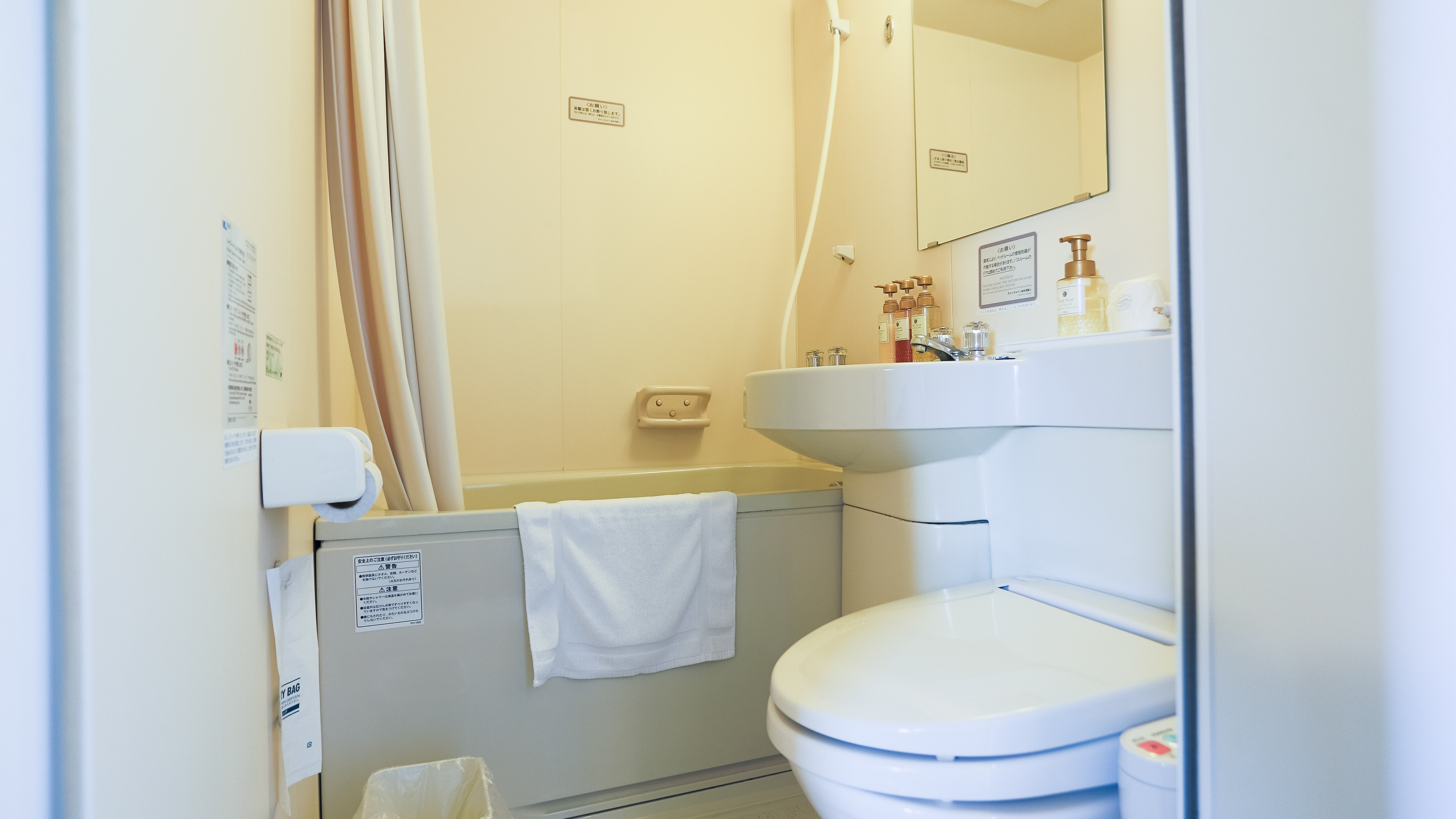 [Kamar Mandi] Kamar mandi unit dengan bak mandi, toilet, dan wastafel