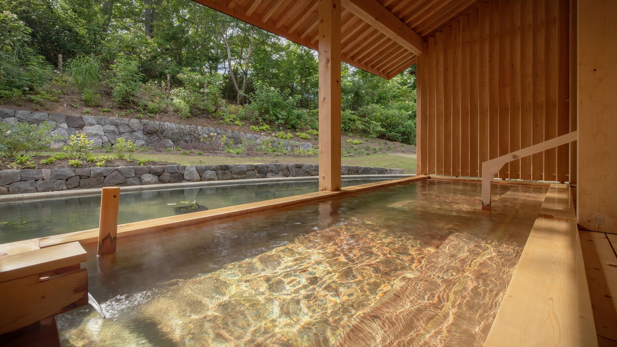 [Open-air bath] An open-air bath with a refreshing breeze in a beech forest