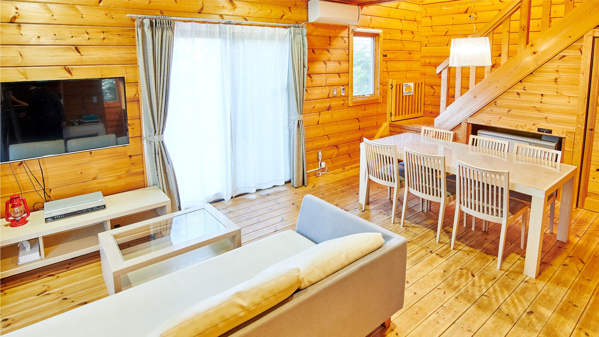 [Dog Villa Log Suite] Living and dining area