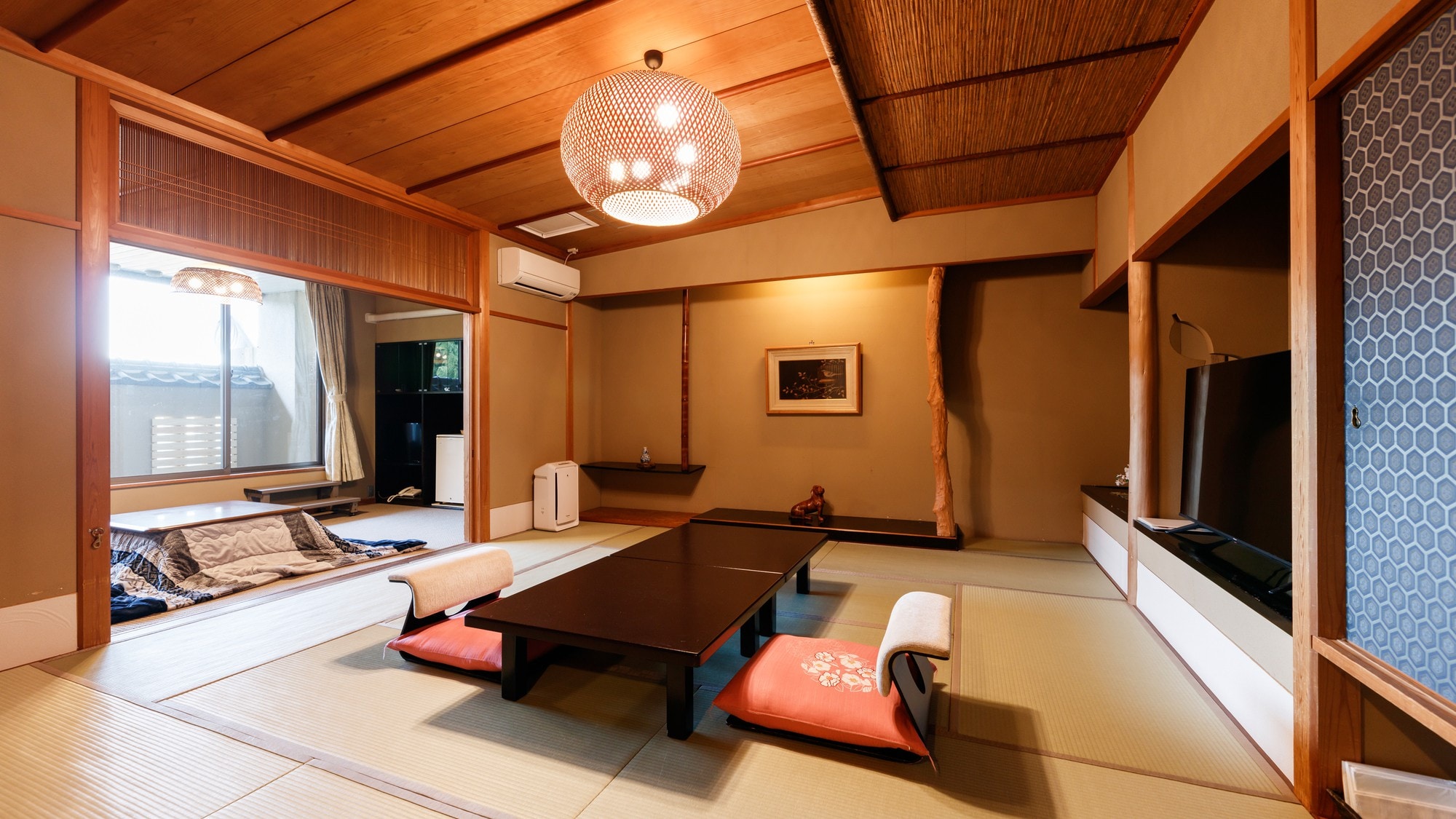 Pure Japanese-style guest rooms with private dog run