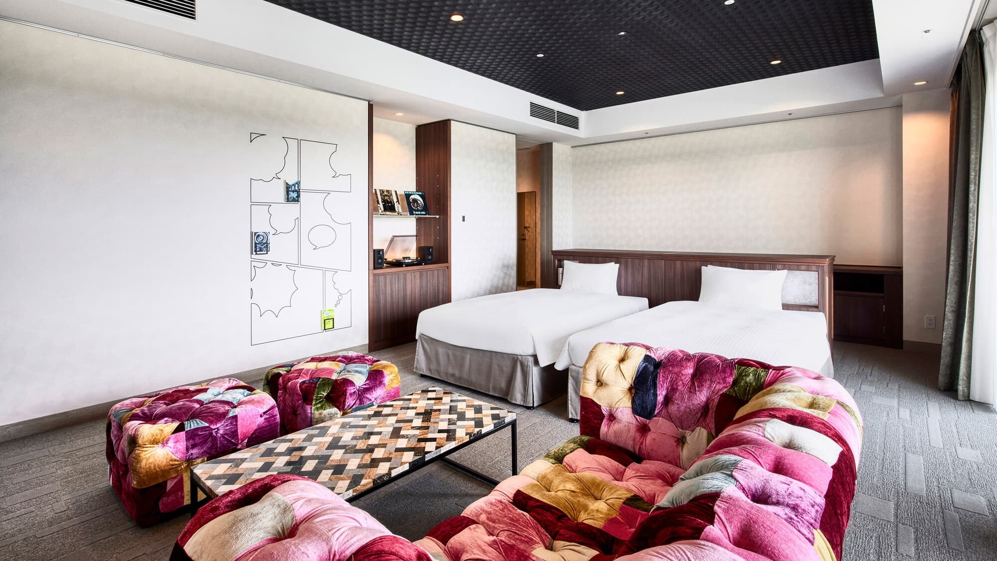 Phòng Junior Suite dành cho gia đình | Có máy nghe nhạc đĩa than. Quý khách có thể thoải mái đọc sách hoặc nghe nhạc.