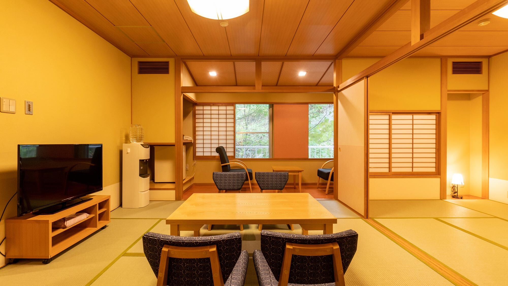 Suite Japanese-Western style twin room with indoor bath (for illustration purposes only)