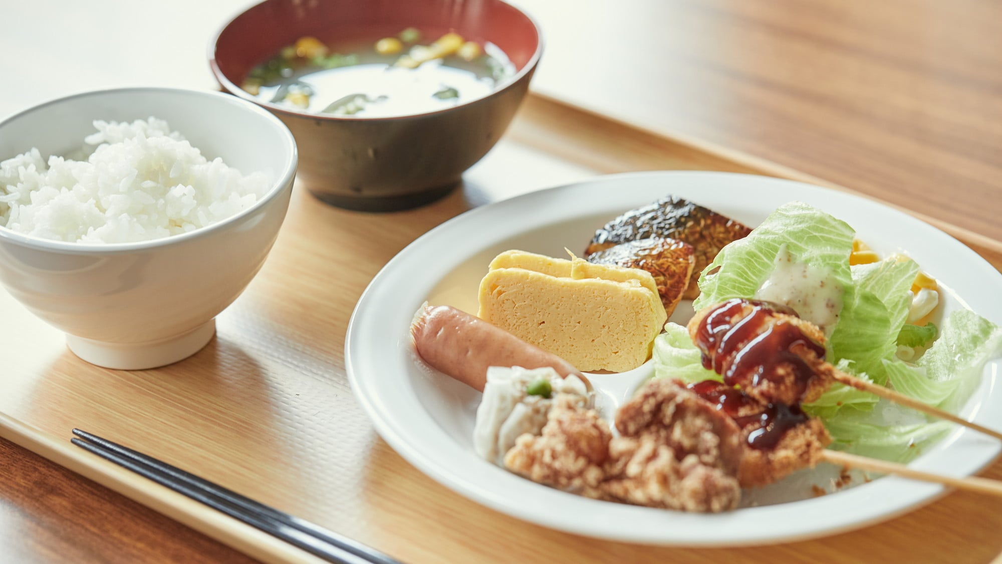 We offer about 30 types of Japanese and Western dishes, including the Osaka specialty, Niku-sui.