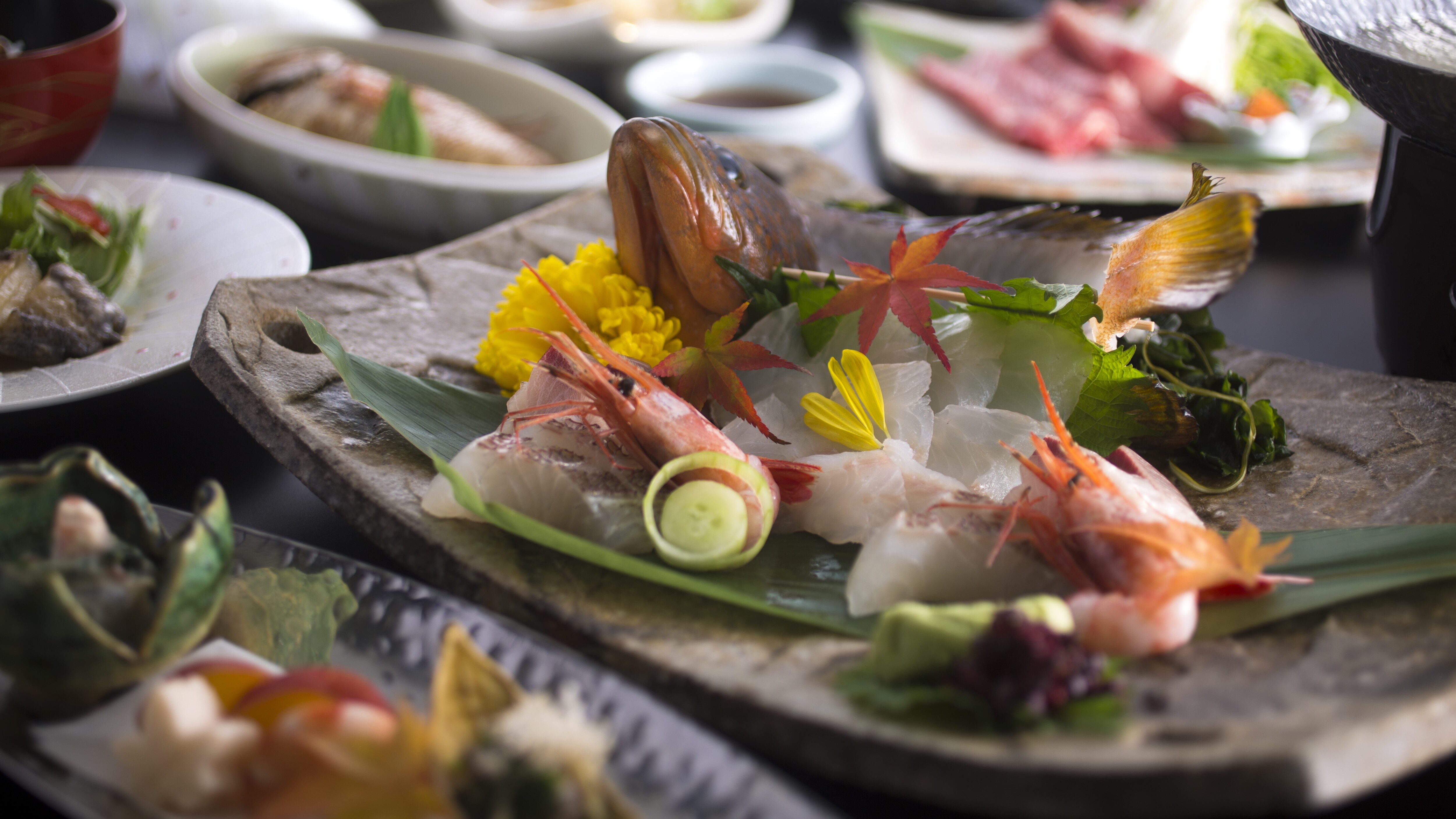 【秋季但马牛肉与当地鱼类怀石料理】但马牛肉涮涮锅、炖黑喉鲈鱼、松茸天妇罗、黄油烤鲍鱼（部分菜品示例）