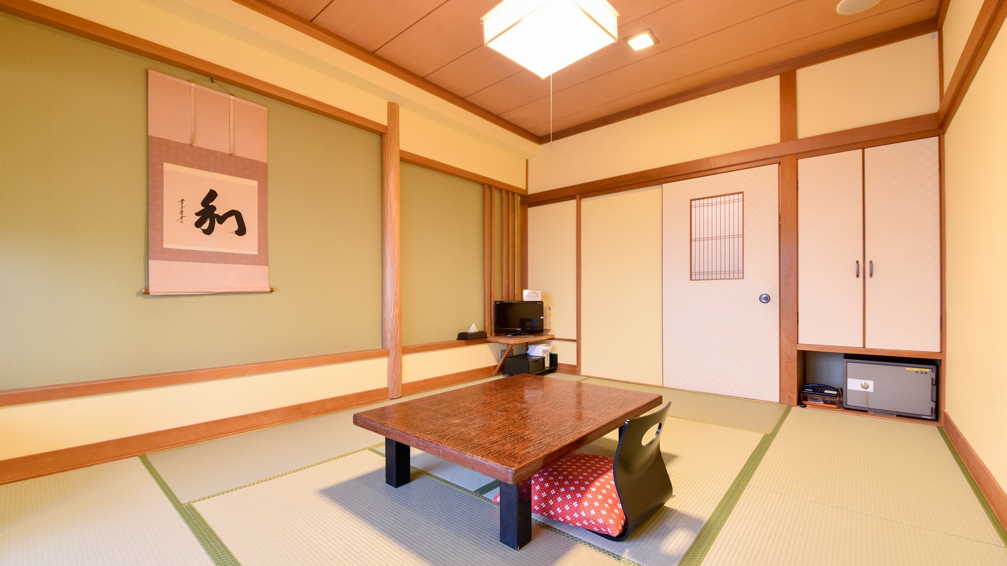 * An example of a guest room on the sea side / A pure Japanese-style room overlooking Atami Sun Beach. You can also see the popular fireworks display.