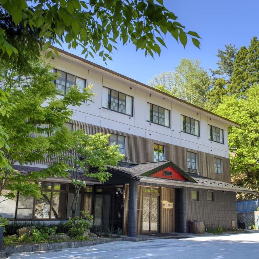 [Appearance] Reopened in December 2016! A long-established inn in a good location with an inn in the center of the hot spring town and mountains