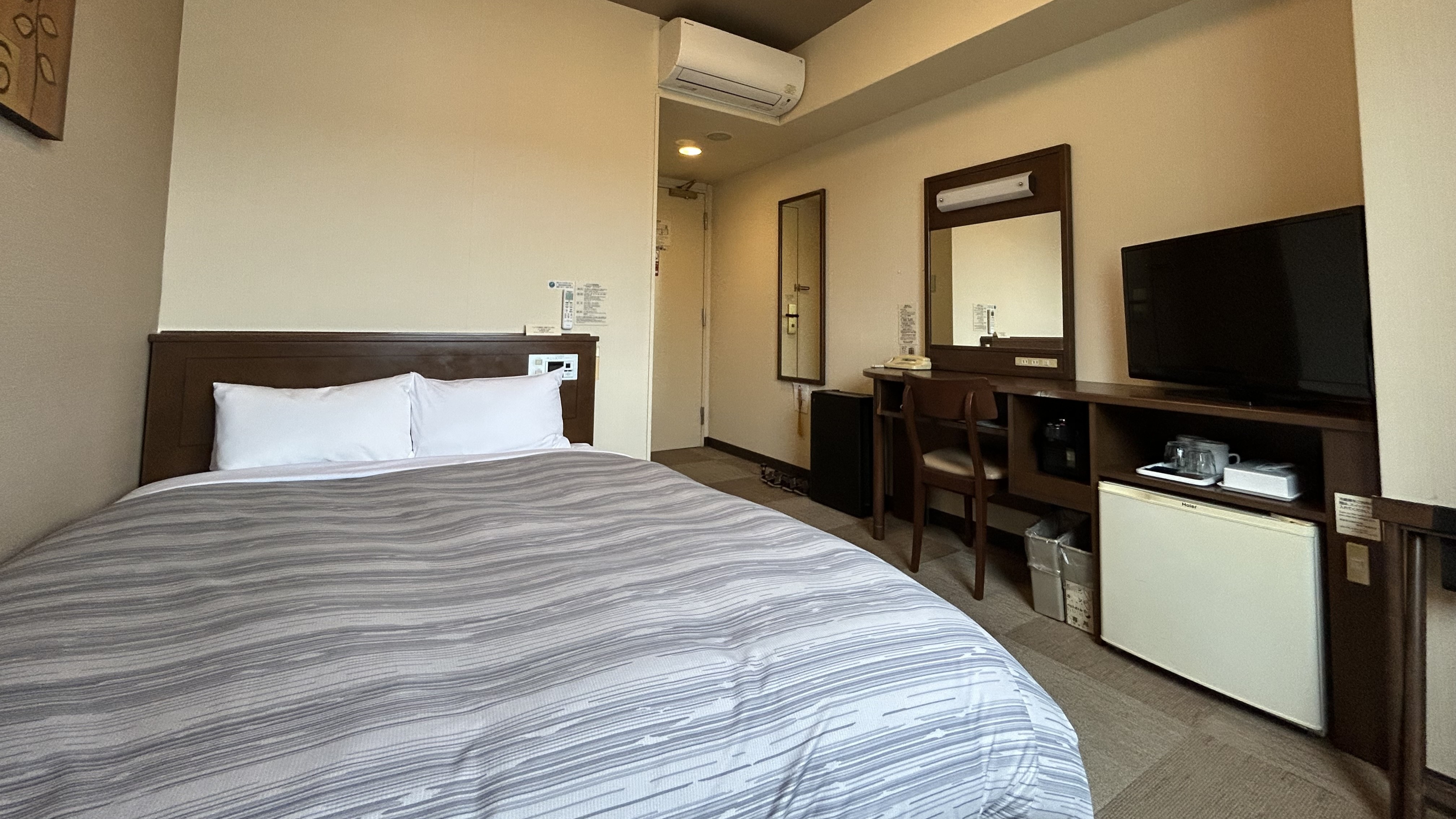 Tempat tidur semi-double standar lebar 140 x 196 14 meter persegi