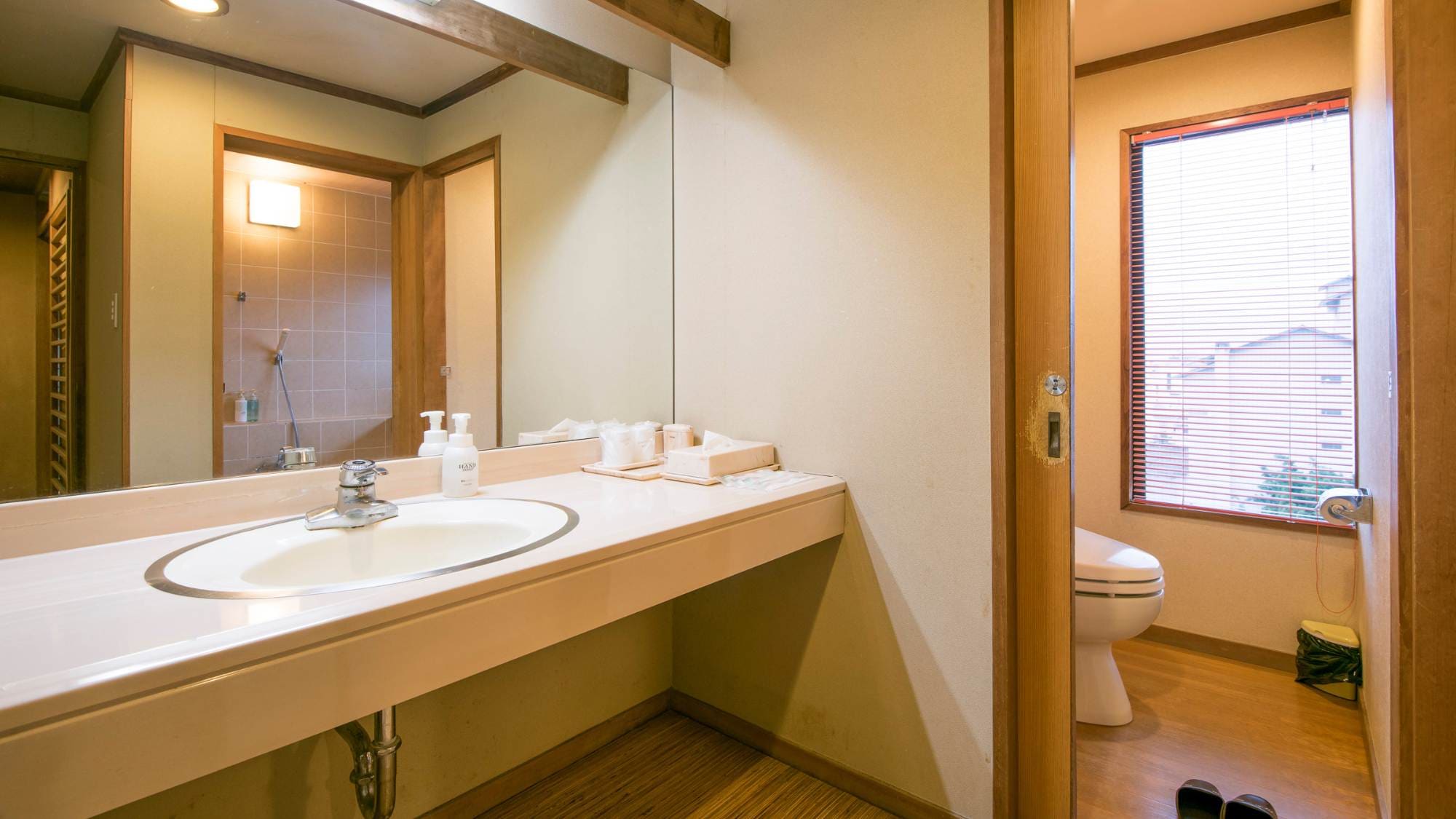 [Top floor special two-room Japanese-style room] The bath and toilet are separate. You can enjoy the hot spring in your room with a cypress bathtub.