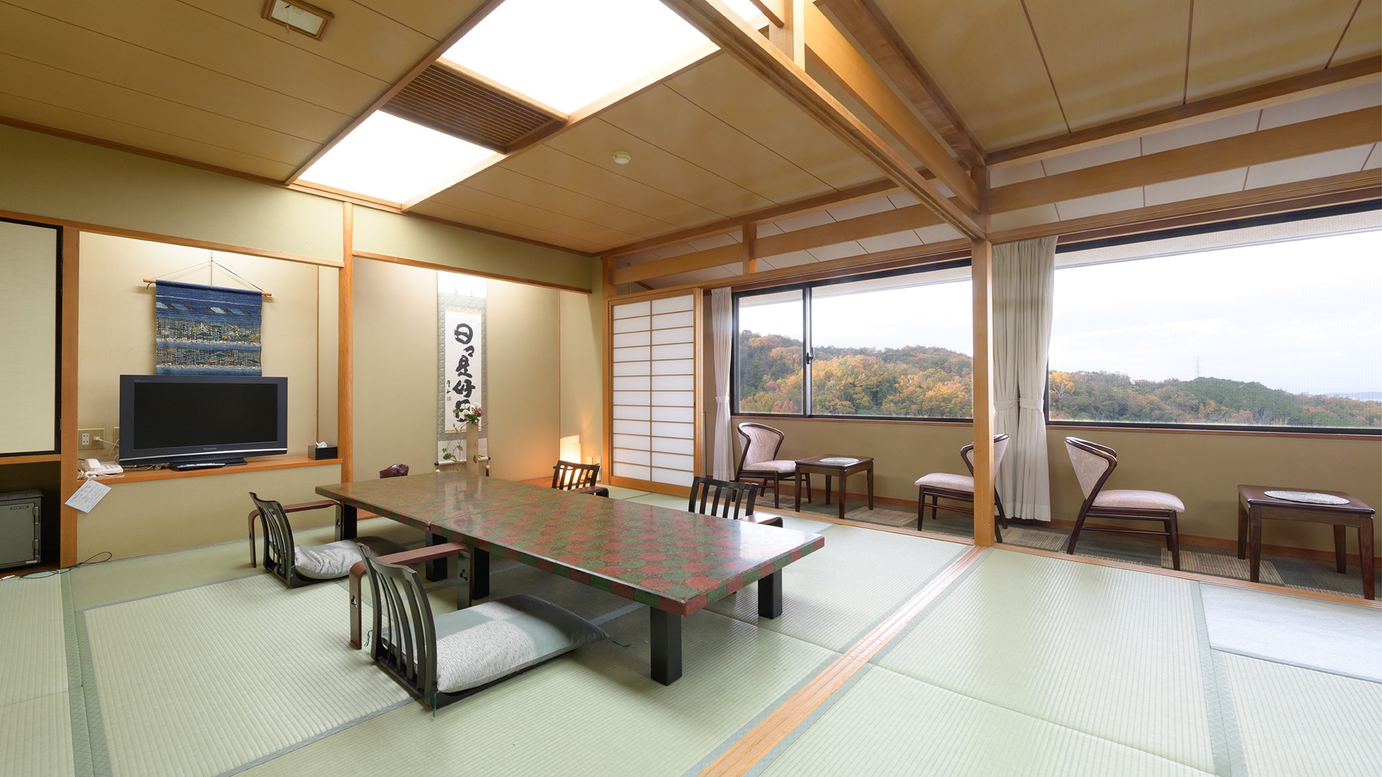 * [Rooms facing the mountain with a view] These purely Japanese-style rooms have a calm atmosphere and overlook the Heguri Plain from the Ikoma mountain range.