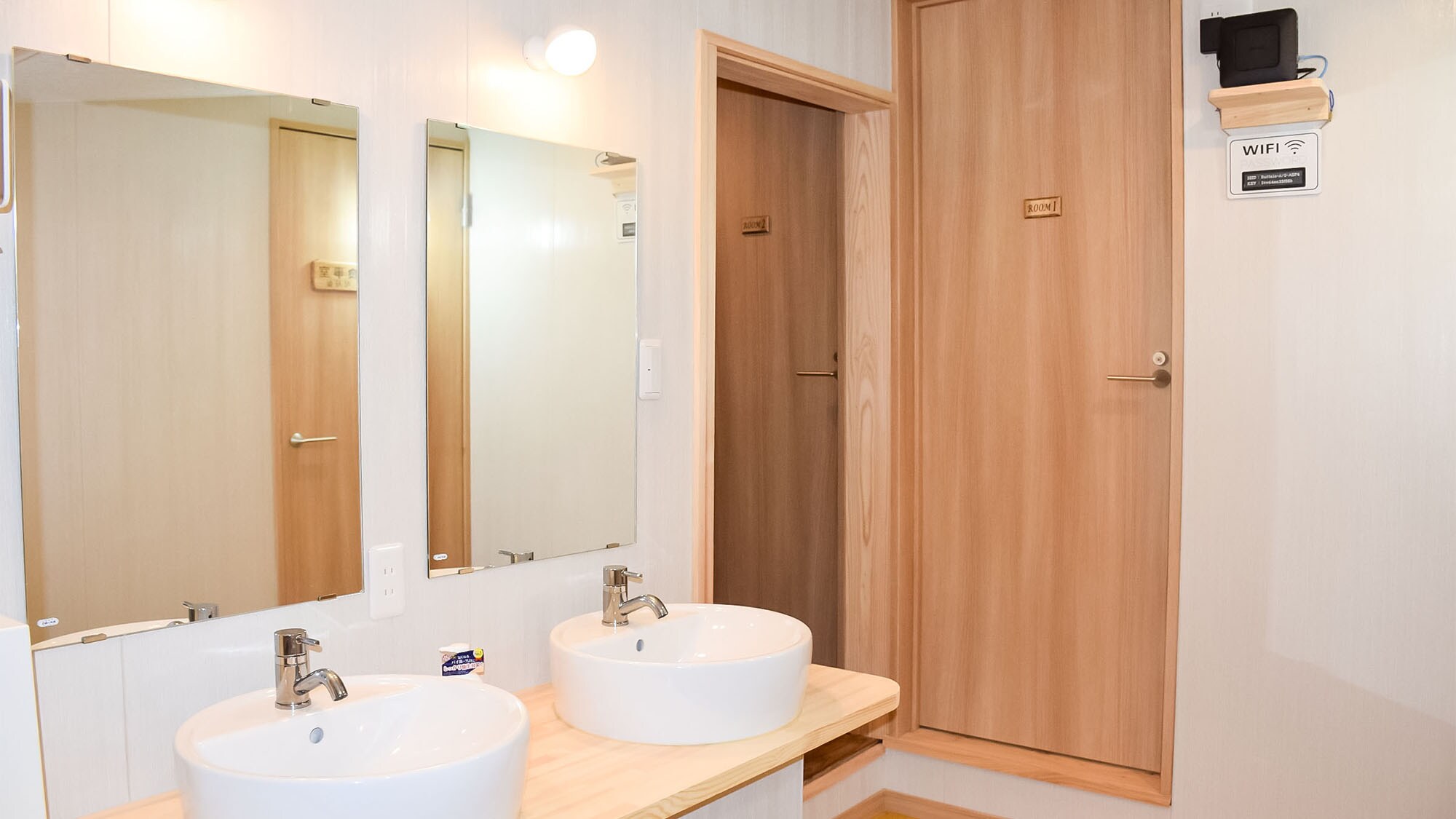 ・[Meja rias kamar mandi] Cerminnya besar dan pencahayaannya bagus.