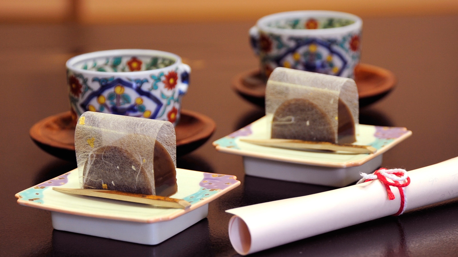 * [茶叶契约] 老板娘亲手制作的静冈茶和羊羹。我们将以真诚的款待欢迎您。