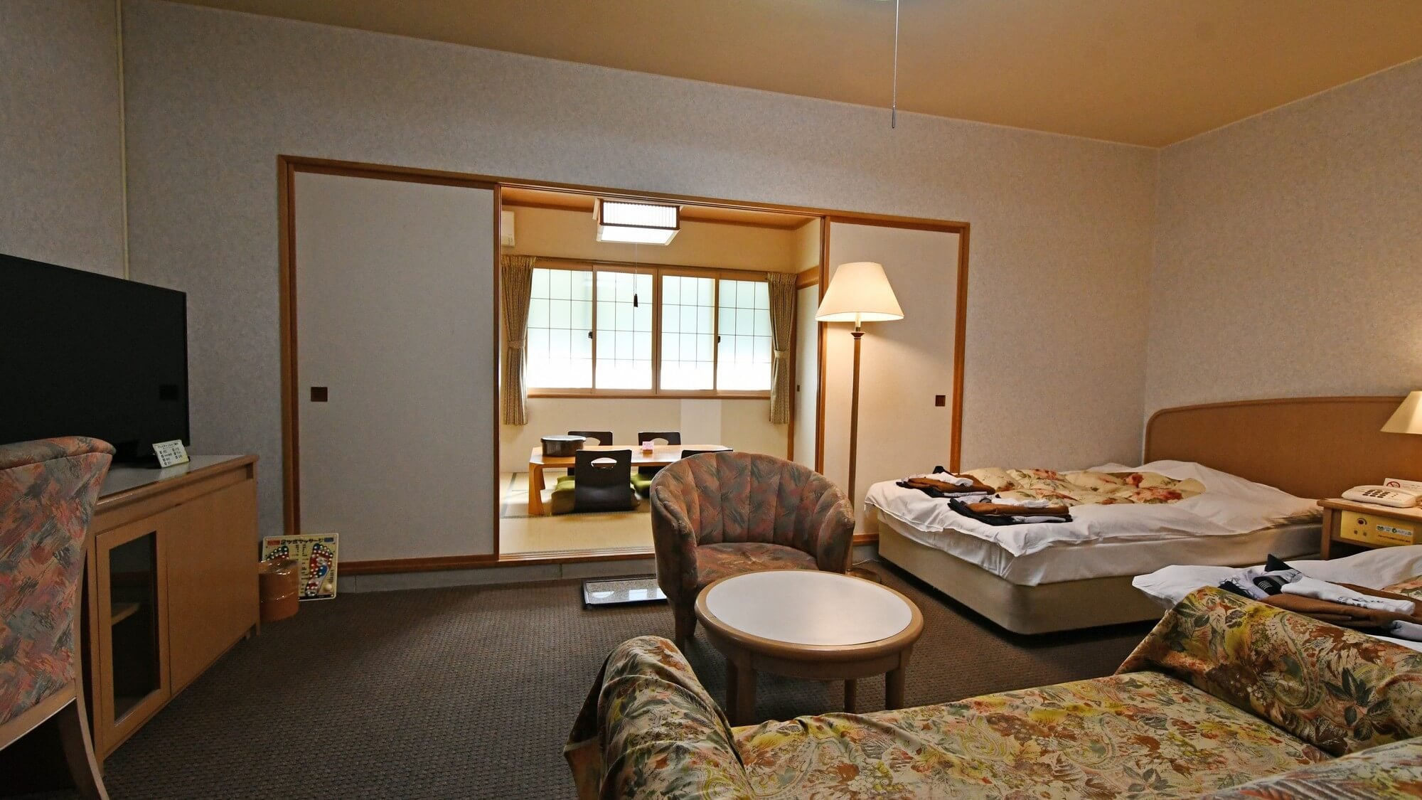[Special Japanese-Western Room] A premium guest room with a twin-bedded Western-style room and a 5-tatami Japanese-style room.