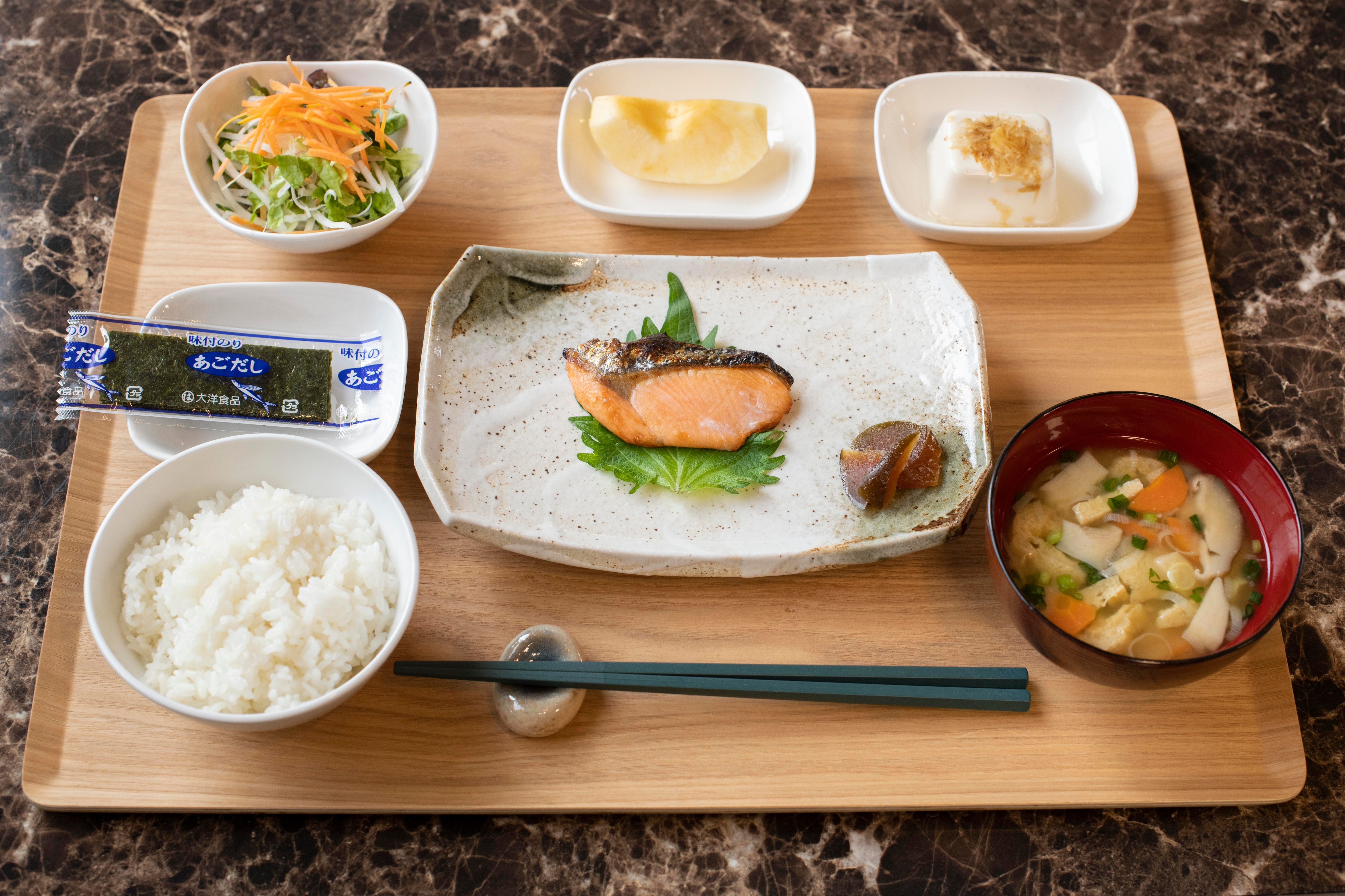 [Breakfast] Nutritious Japanese set meal