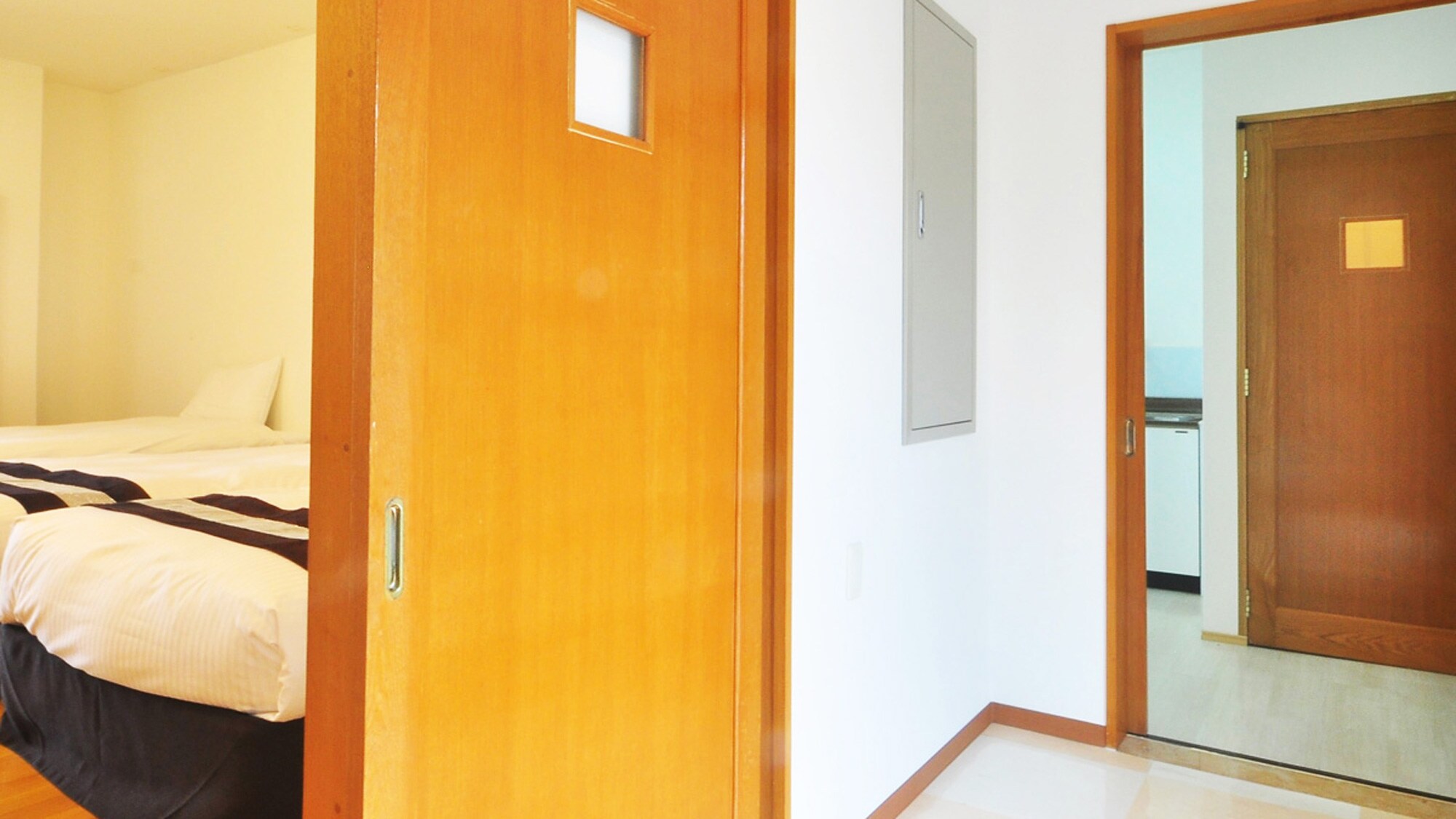 [Annex 1F Room] When you enter the entrance, you will find a bedroom on the left and a toilet / sink on the right.