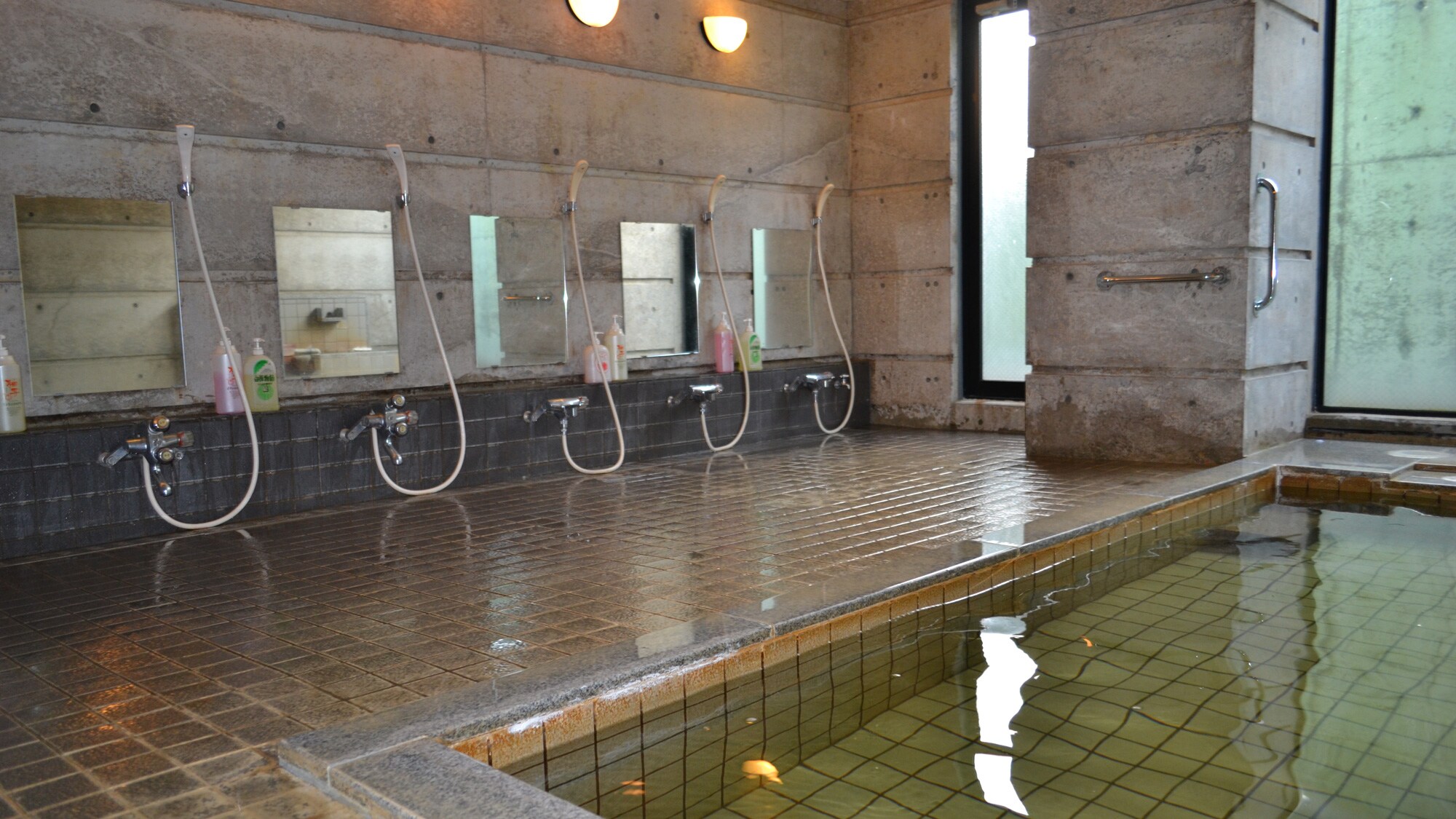 * [Men's public bath] The public bath that heals the tiredness of the day can be bathed 24 hours a day.