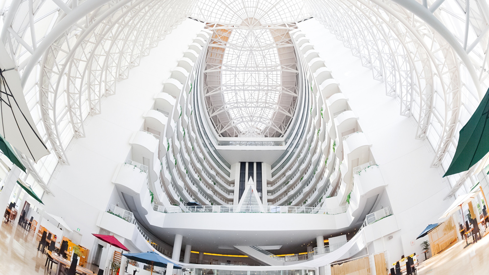One of the largest atrium spaces in Japan, a large atrium 60 meters above the ground