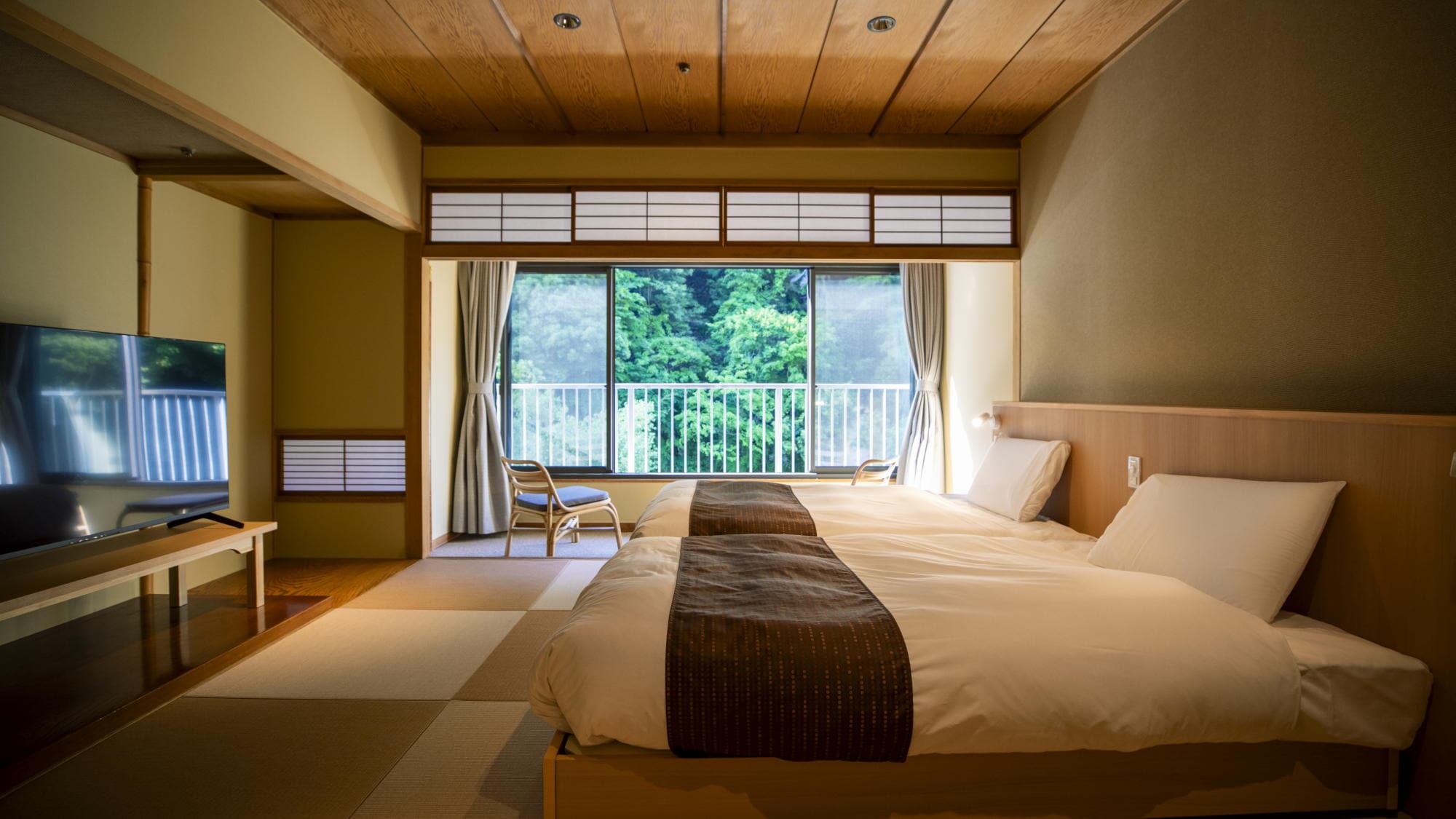 An example of a Japanese-style Hollywood twin room with hot spring water and an indoor bath along the river