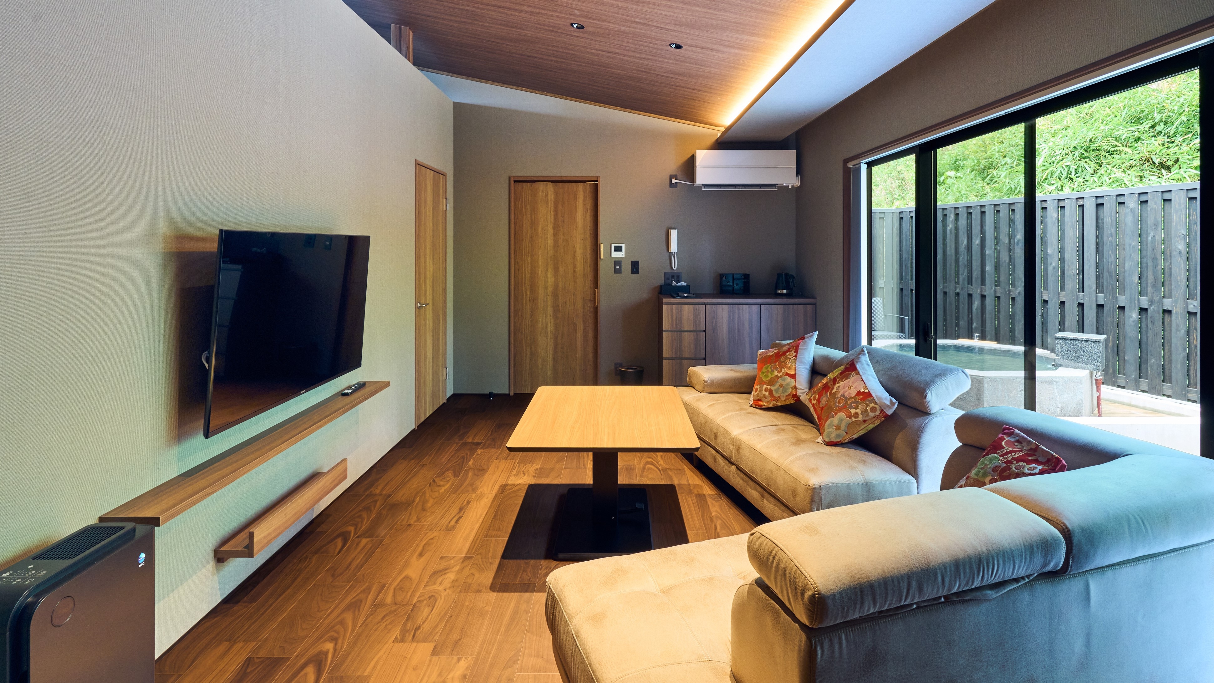 Japanese-Western style room with open-air stone bath [Yamaoki]