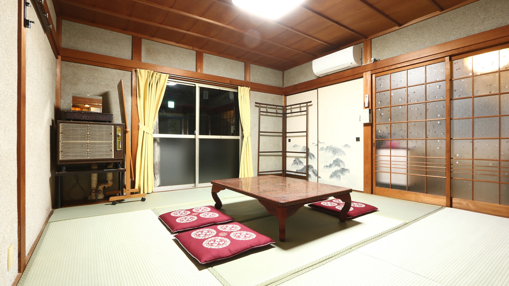 [Main building, 2nd floor] Relax and unwind in a spacious Japanese-style room.