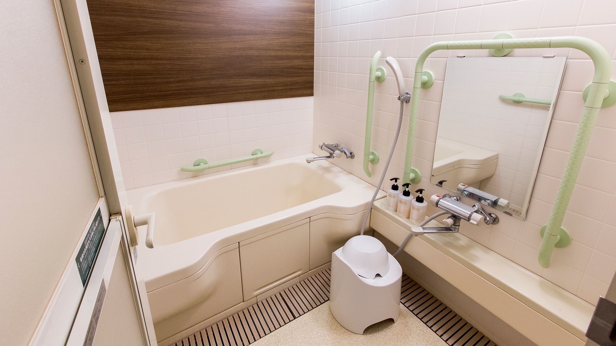 [Universal Room] The bathroom is equipped with a large bathtub and handrails.