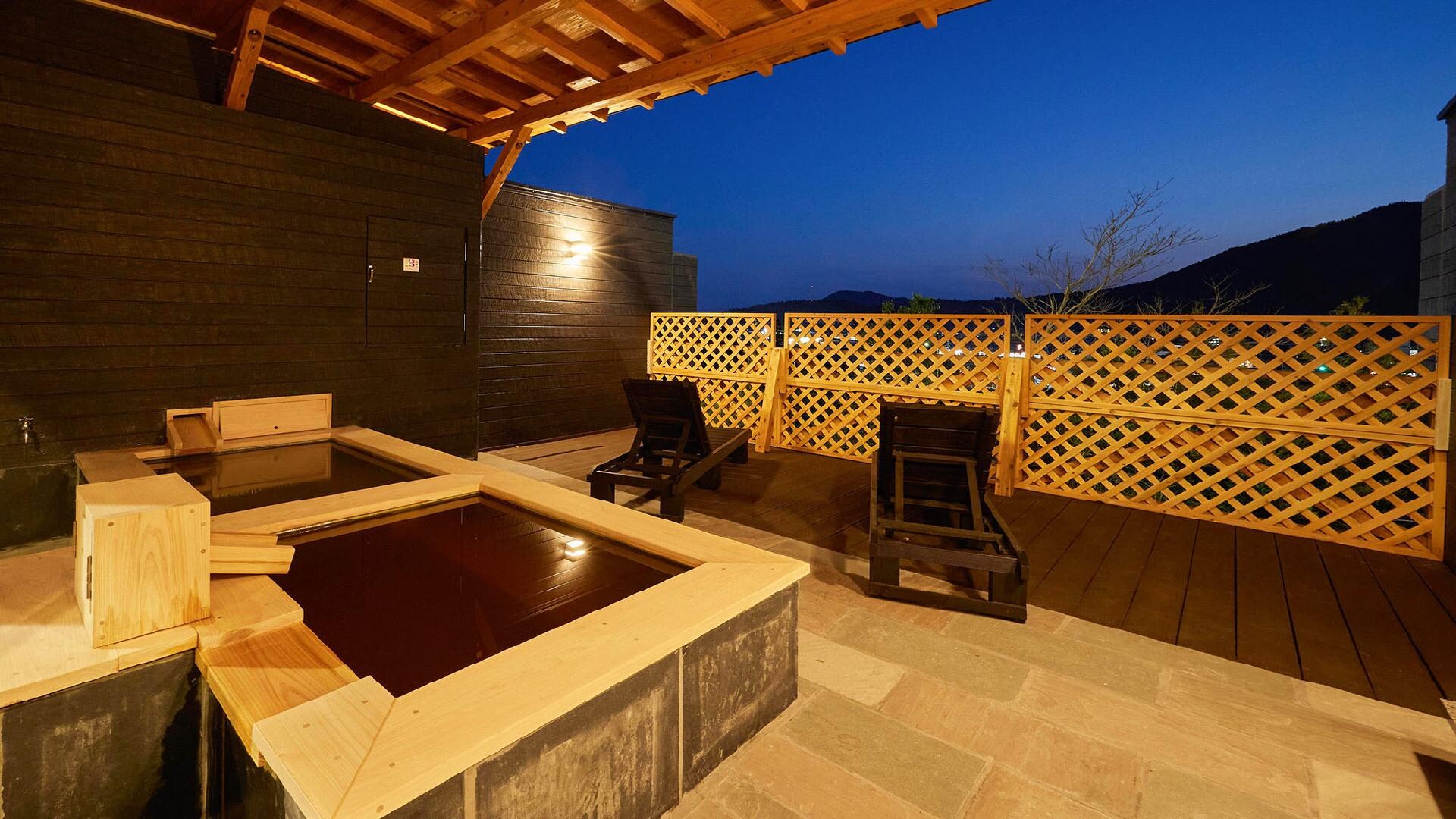 ・[Downstream: Open-air bath in guest room] The two bathtubs allow the whole family to bathe together and have fun conversations.
