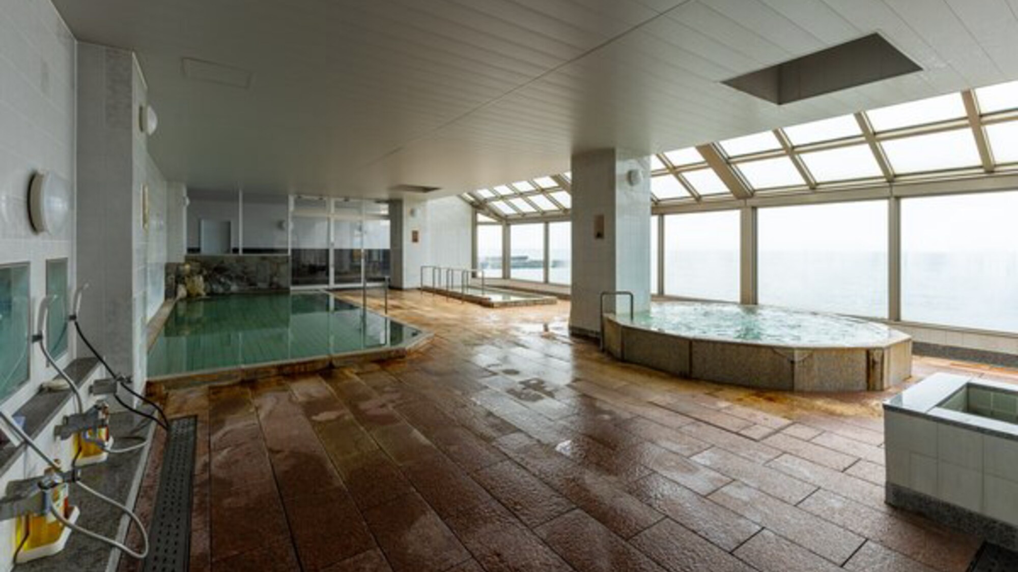 At the "Large Public Bath (Taiyo)" you can enjoy the ocean view from the indoor bath.