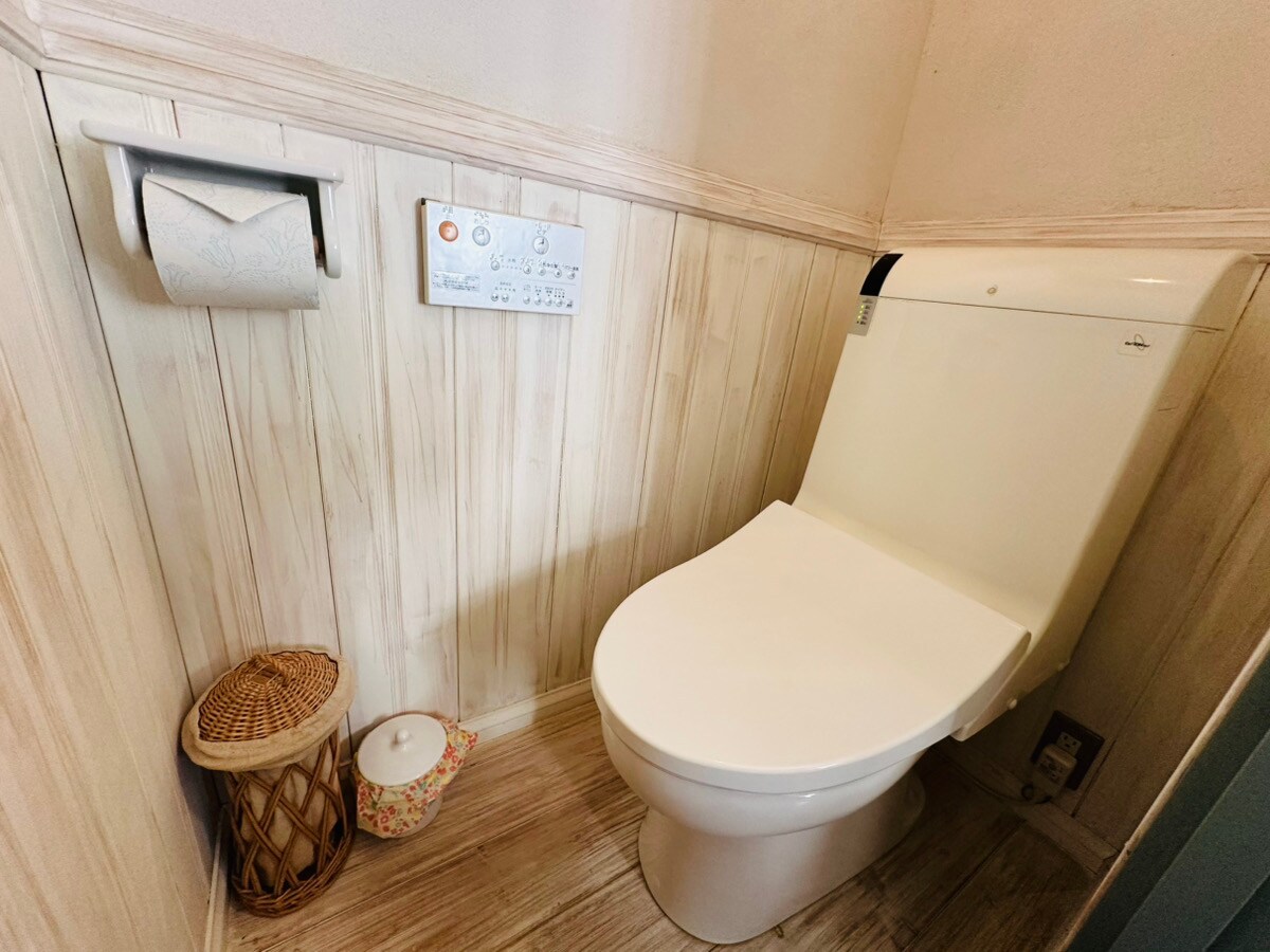 Nhà gỗ ◆ Nhà vệ sinh có chức năng xả nước.