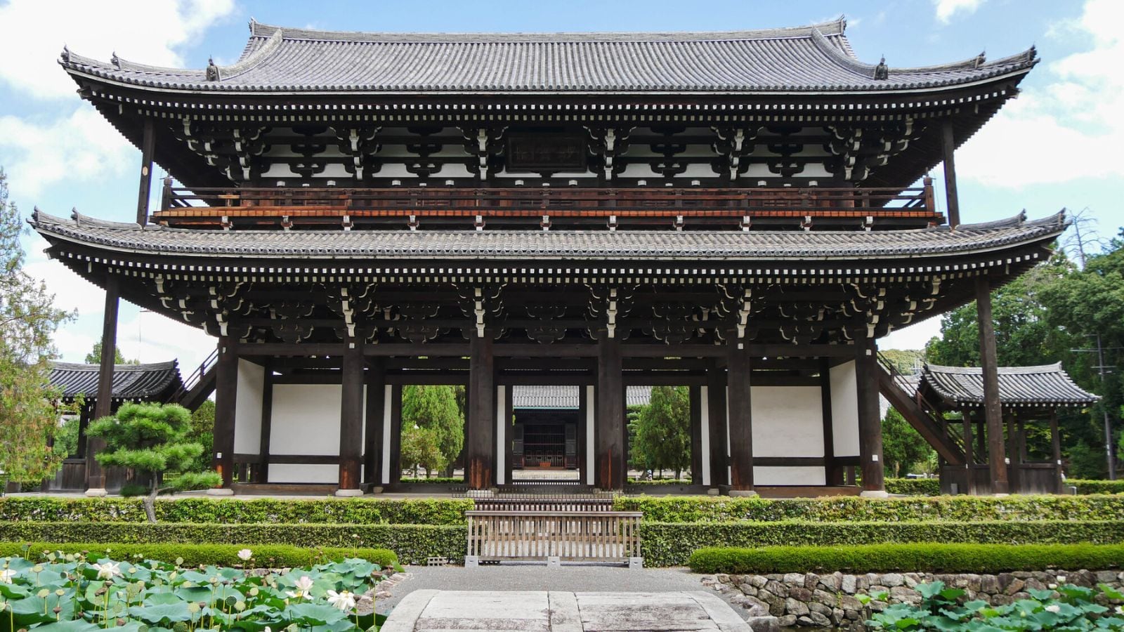 [Tofukuji Temple] Enjoy a relaxing moment at the tranquil Tofukuji Temple.