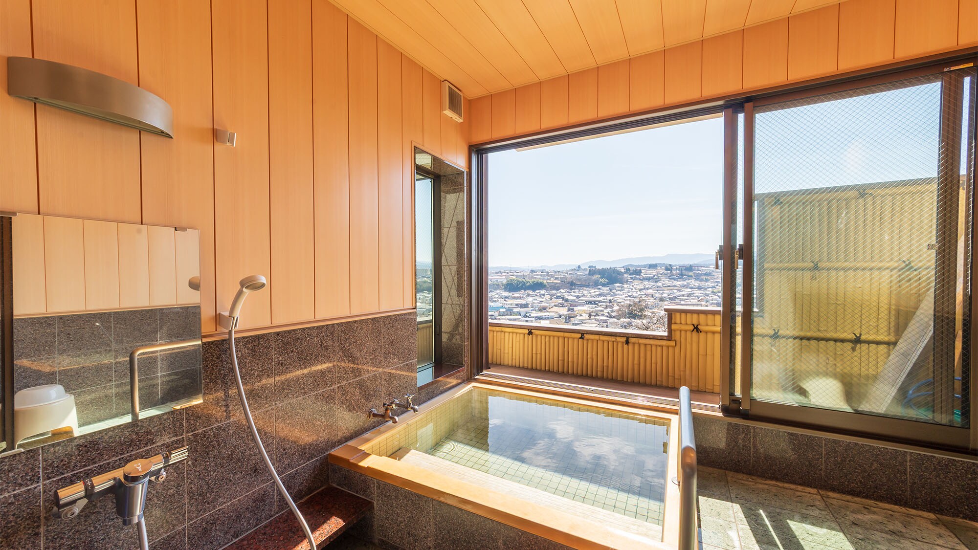 ◆【Private Family Bath】Nanten: A family bath with a great view. 2200 yen for 60 minutes. Reservation required, last reservation from 21:00.