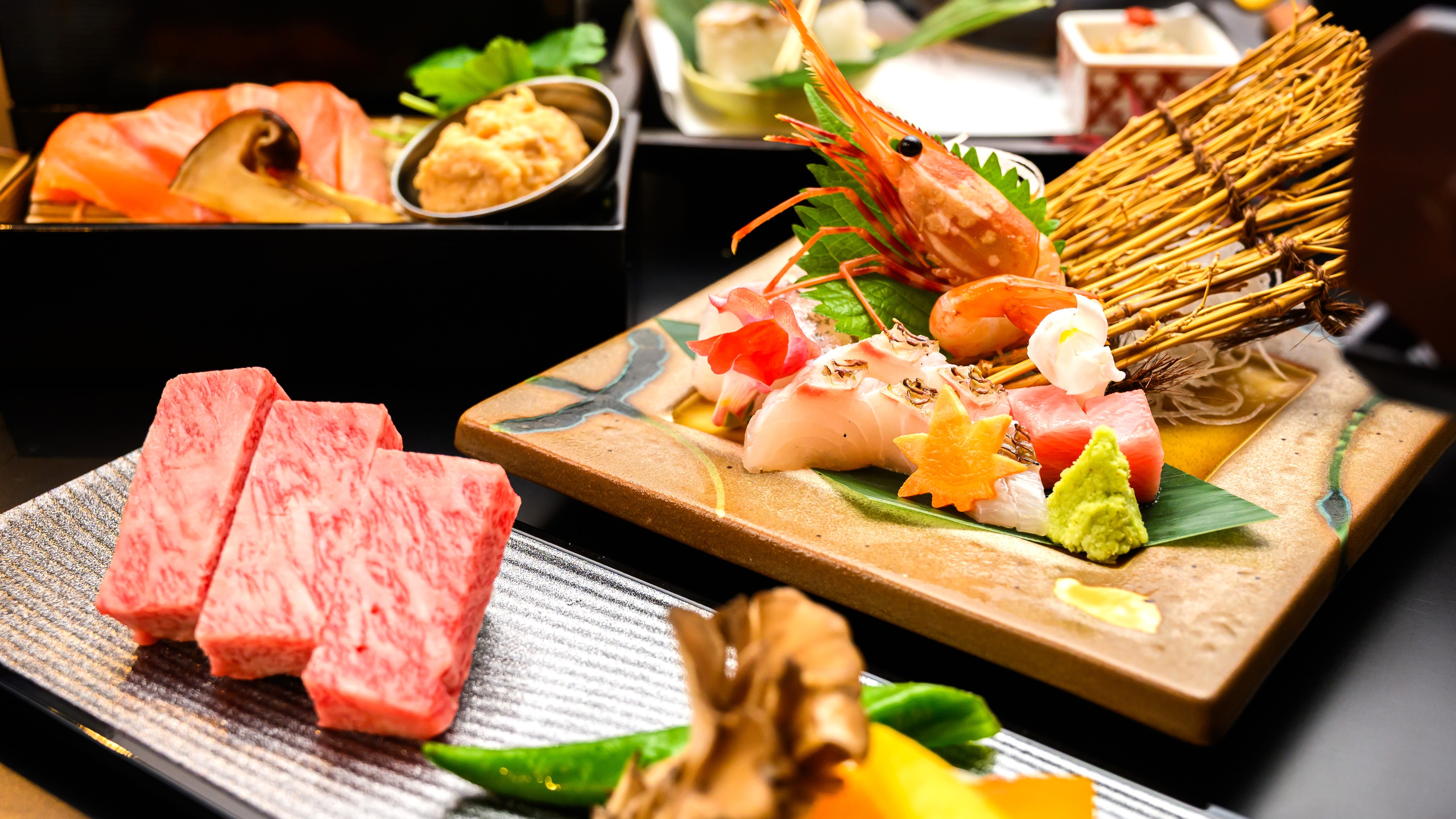 Steak daging sapi Omi bersertifikat A5, sup ikan trout Biwa dengan lada sansho, dan ikan kakap emas kukus dengan sake lokal - Menu Kaiseki Musim Gugur ~Indah~ (Gambar)
