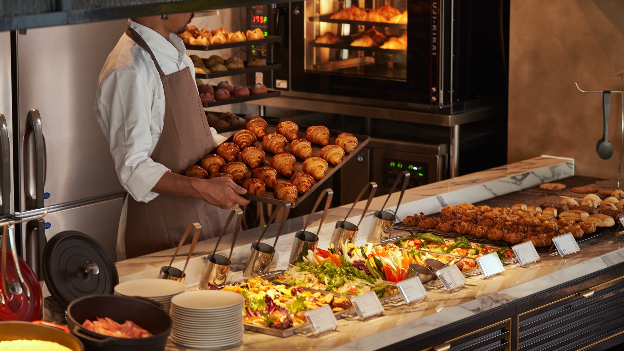 ◆Morning｜Every morning, you can smell the aroma of freshly baked bread and butter.