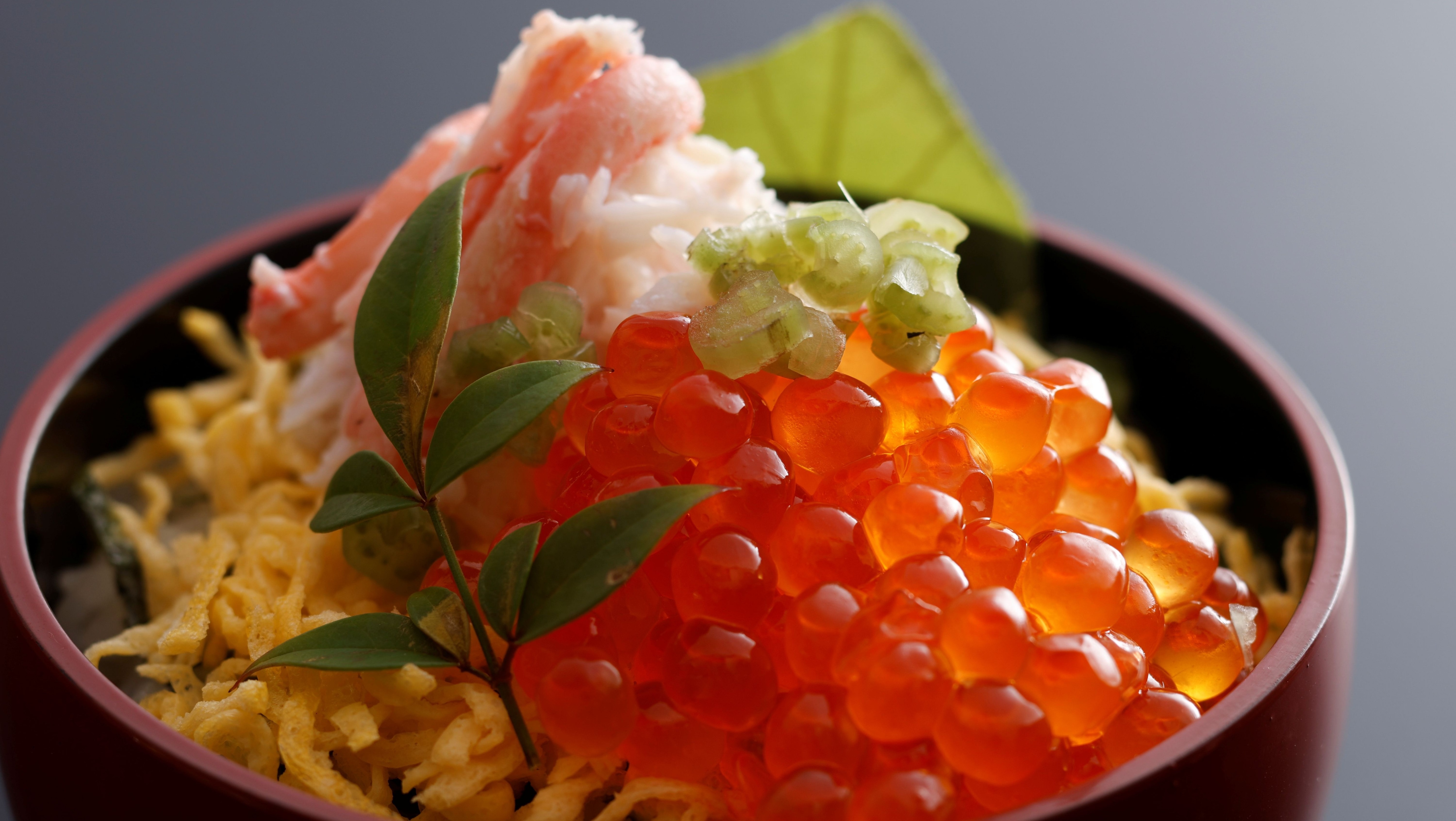 ซูชิไข่ปูและไข่ปลาแซลมอนที่ล้นทะลัก