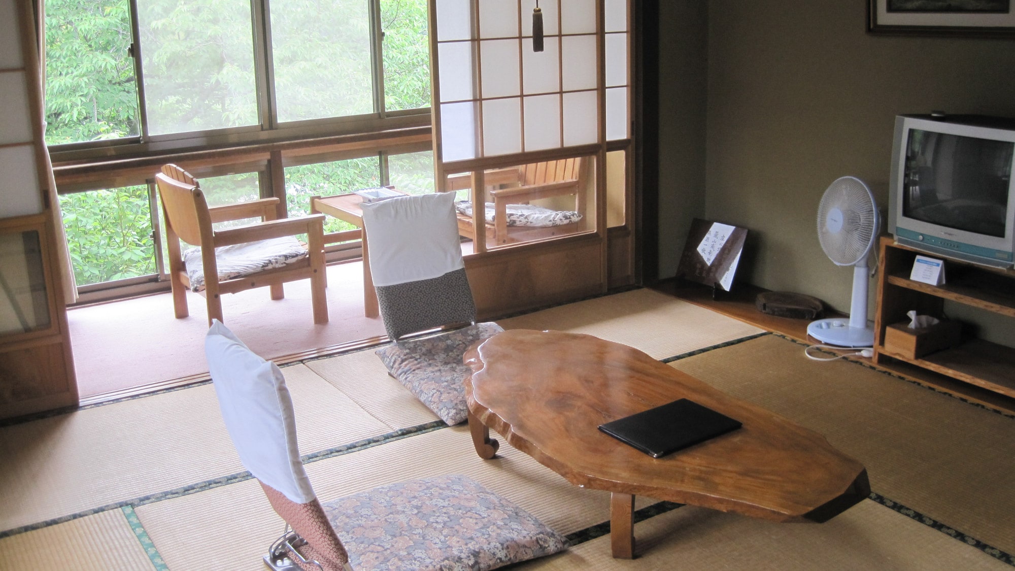 * [Example of Japanese-style room with toilet] You can see the surrounding mountains