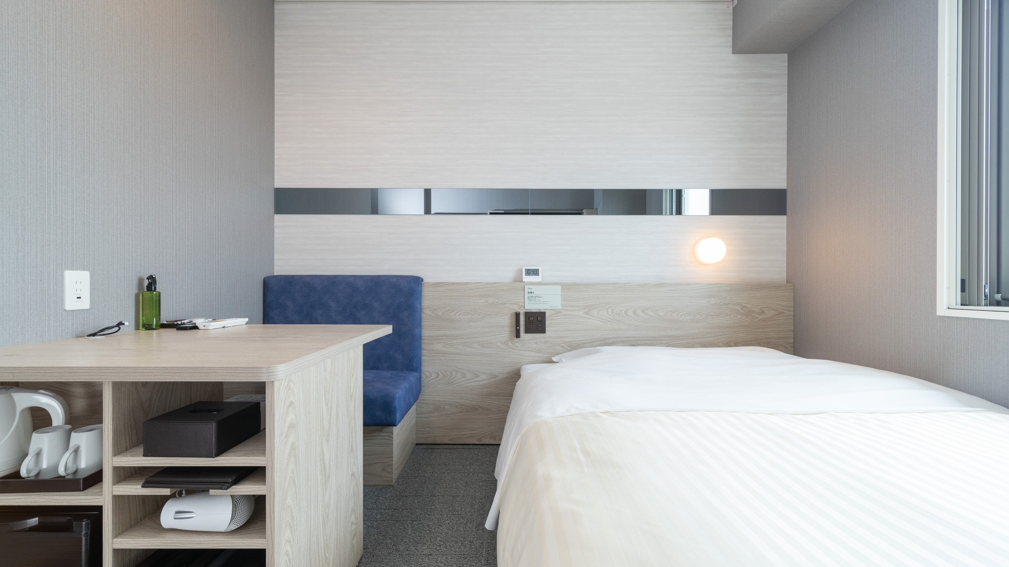 Wide desk and 150cm wide bed