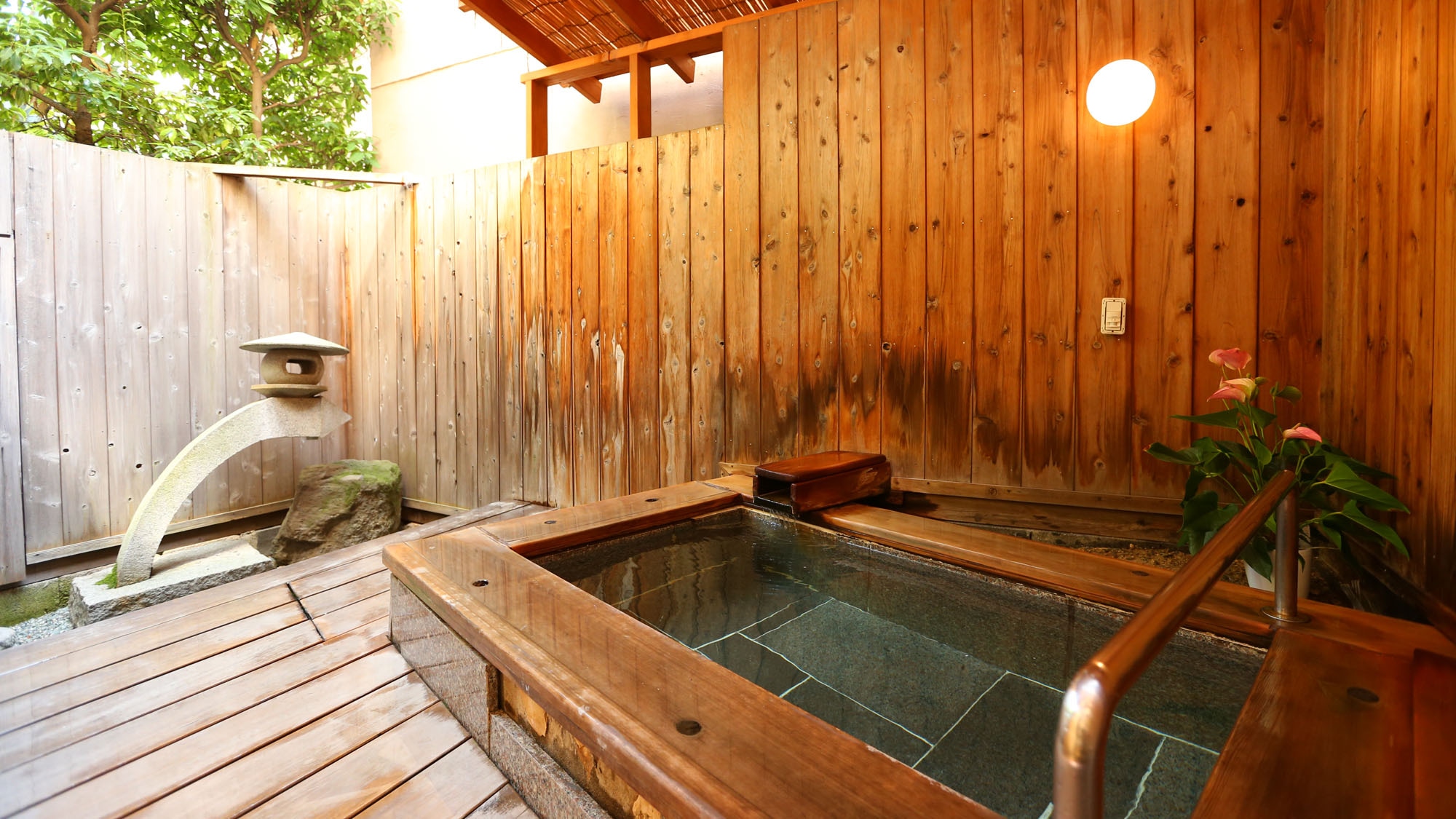 Guest rooms with open-air baths: Enjoy free-flowing hot spring water at any time