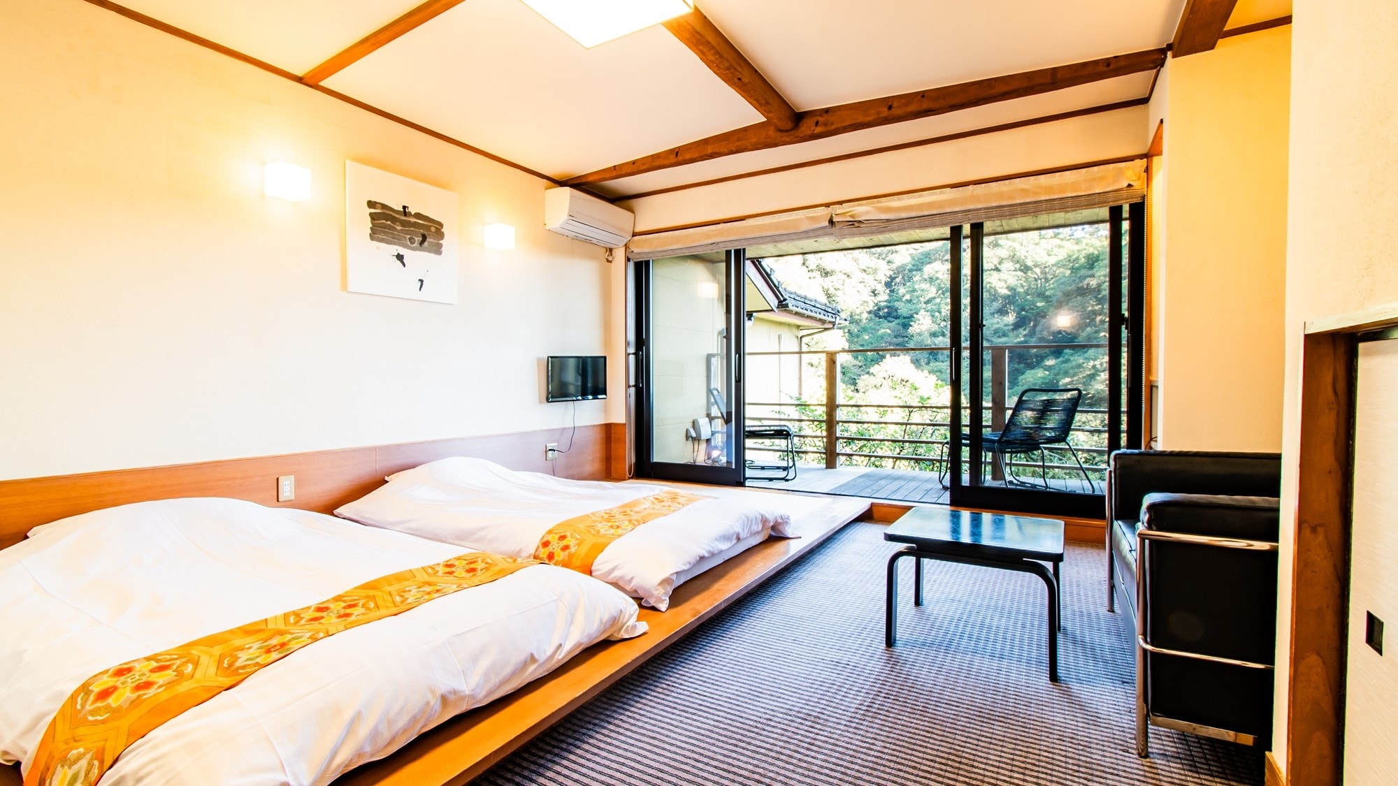 [Low bed twin] A low bed is provided on the raised floor of the Japanese-style room.