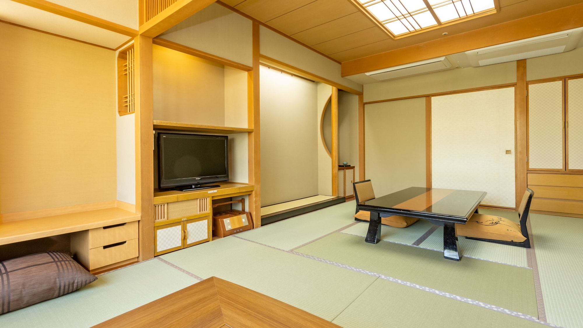 [Main Building/Shiori] Japanese-style room 10 tatami mats/A room full of relaxation with a gentle Japanese feel *Image