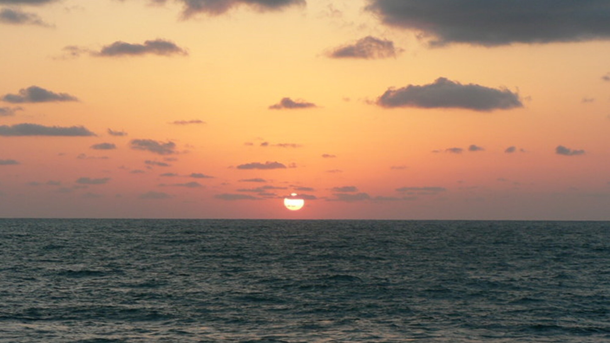 *[日落] 黃昏時分，可以欣賞夕陽將周圍染成深紅色的壯麗景色。