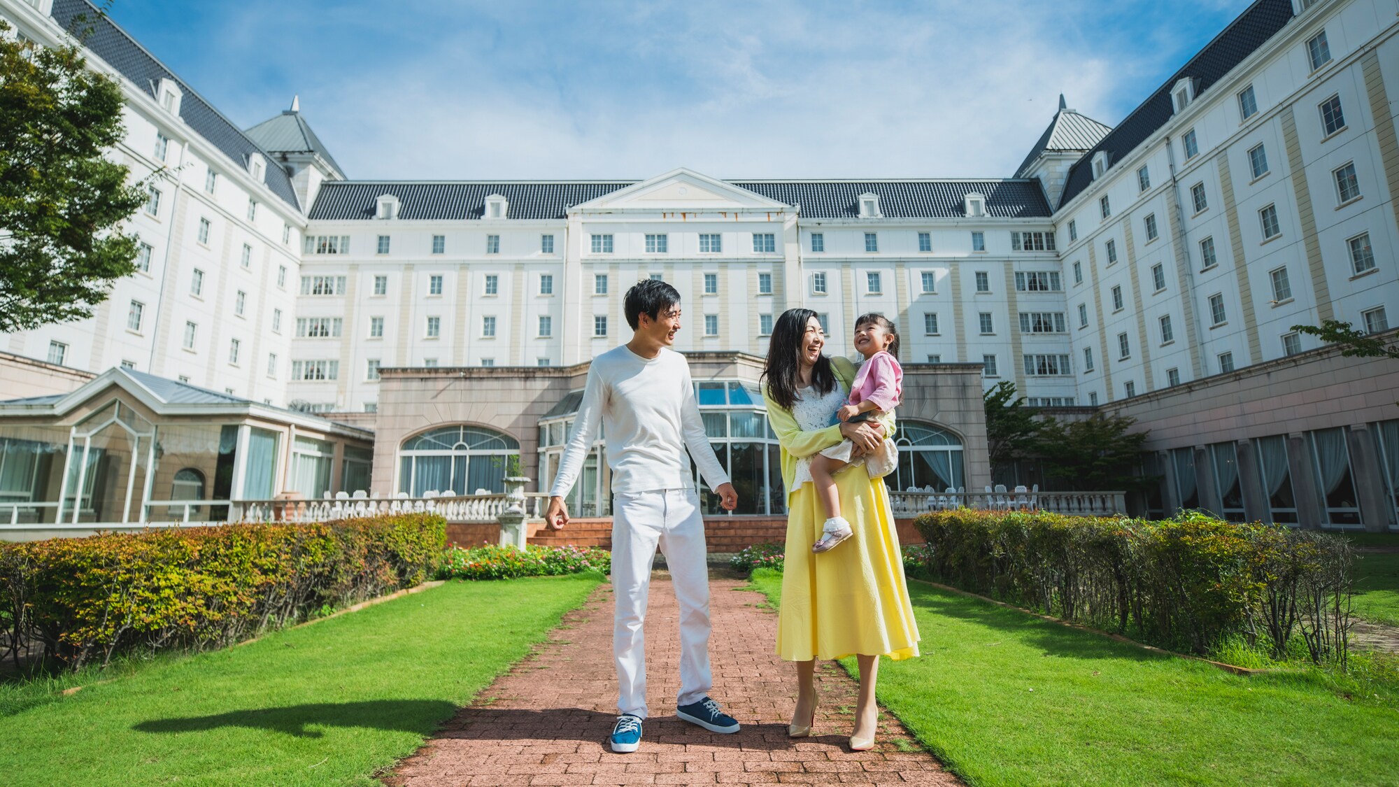 Pada hari yang cerah, berjalan-jalan santai di halaman