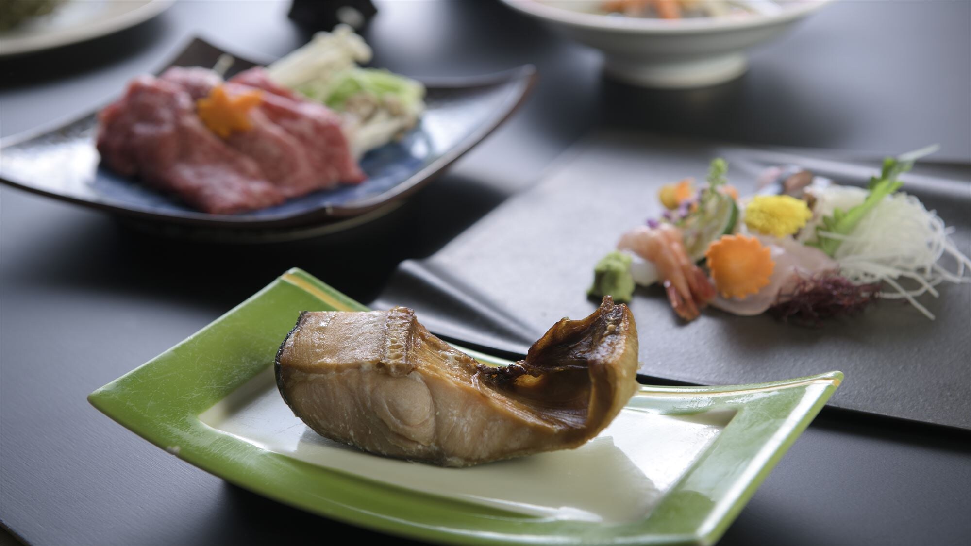 [Gudang harta karun makanan ★ Porsi kecil masakan gourmet] Luangkan waktu Anda untuk menikmati setiap hidangan dalam menu yang berpusat pada bahan-bahan Murakami, dengan porsi yang dijaga seminimal mungkin.