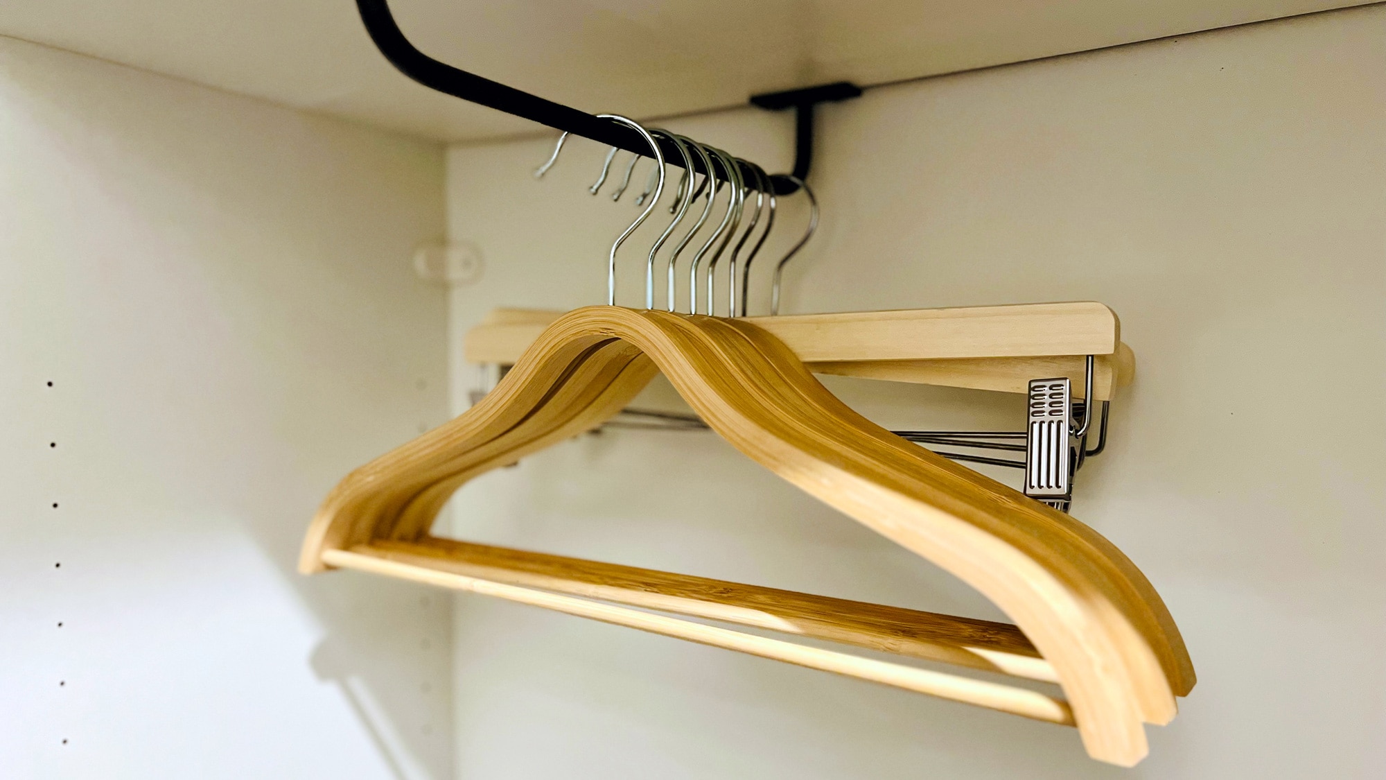 [Room facilities] Wooden hangers keep your clothes wrinkle-free