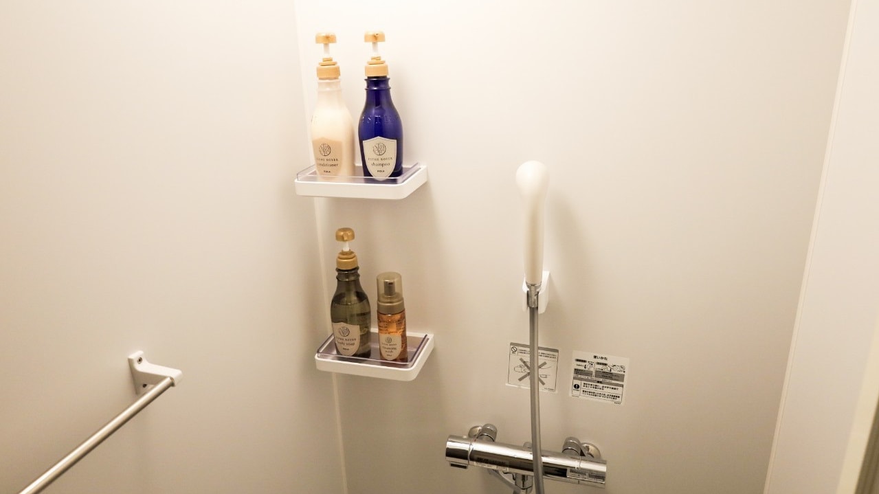 [Guest rooms] Showers are available inside the domes.