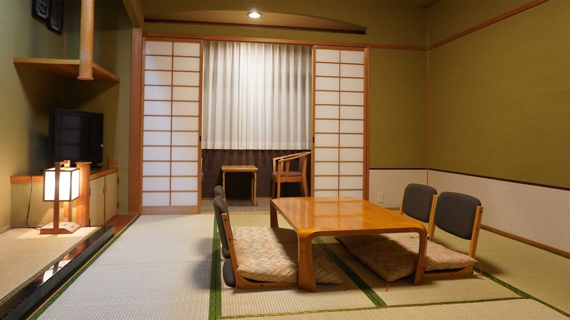 [Japanese-style room 10 tatami mats] A room popular with men and women of all ages, from children to seniors