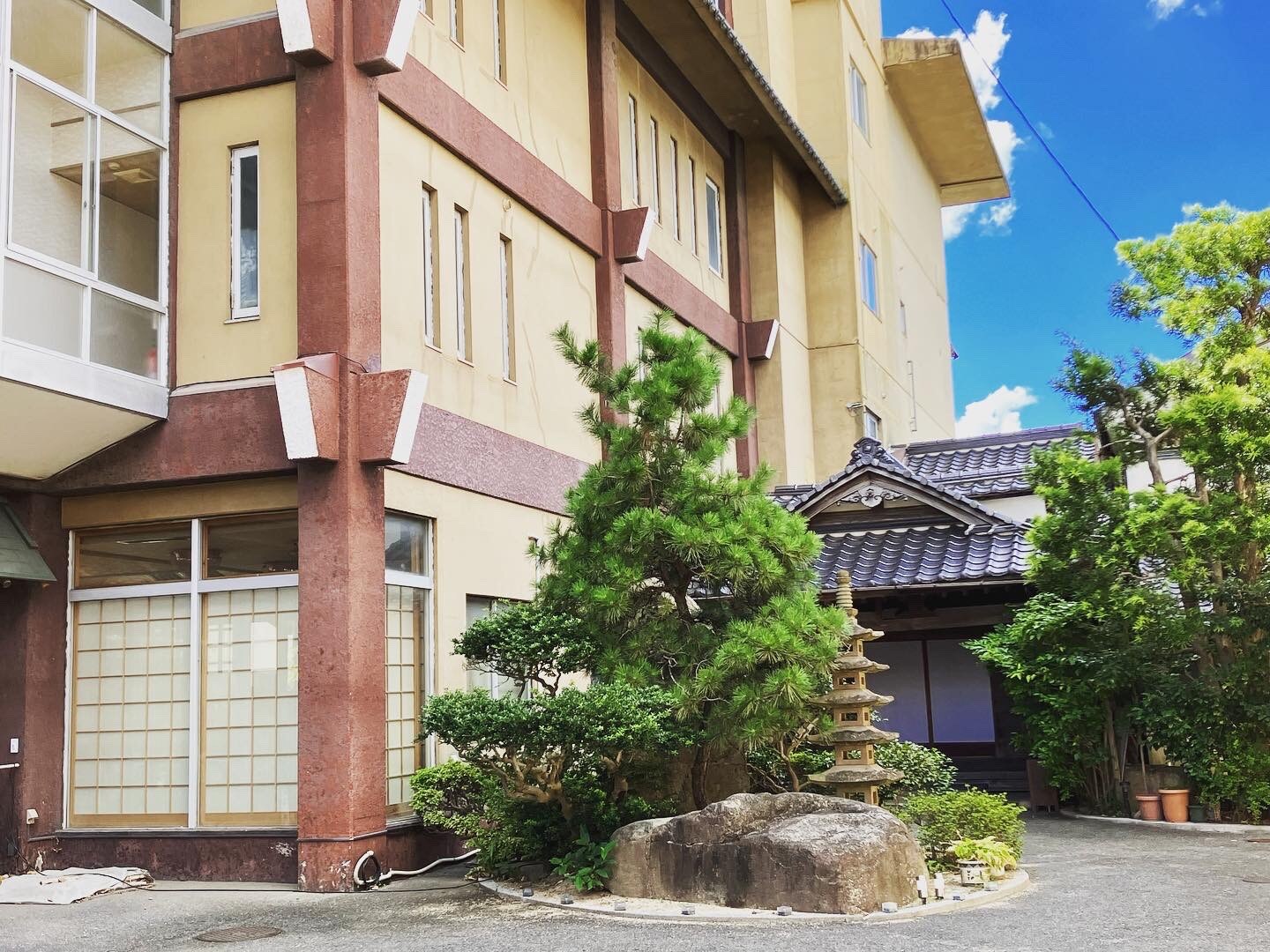 The exterior of the hotel and the entrance of the restaurant preserved as it was when it was built in 1897