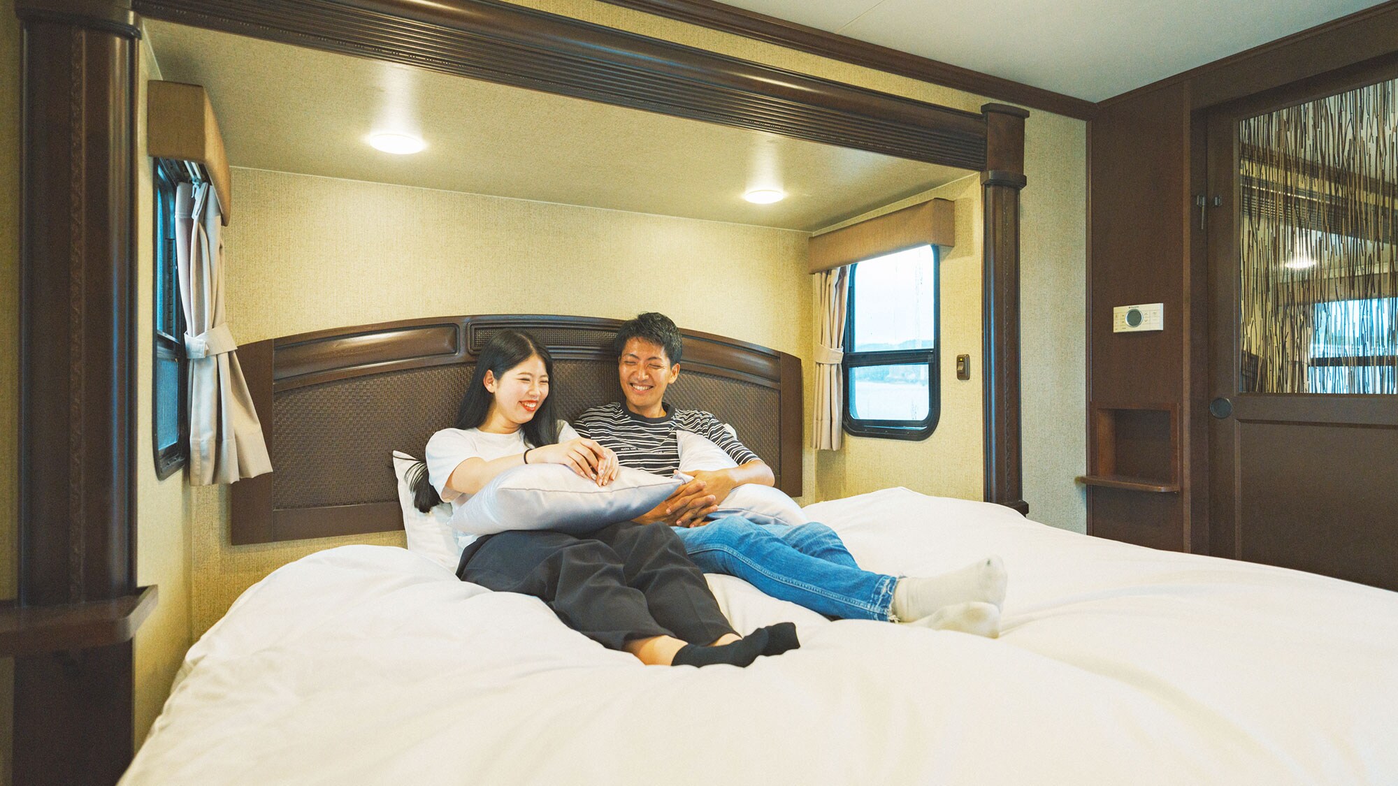 [Trailer house] We have beds that are spacious enough for two people to lie down and relax.